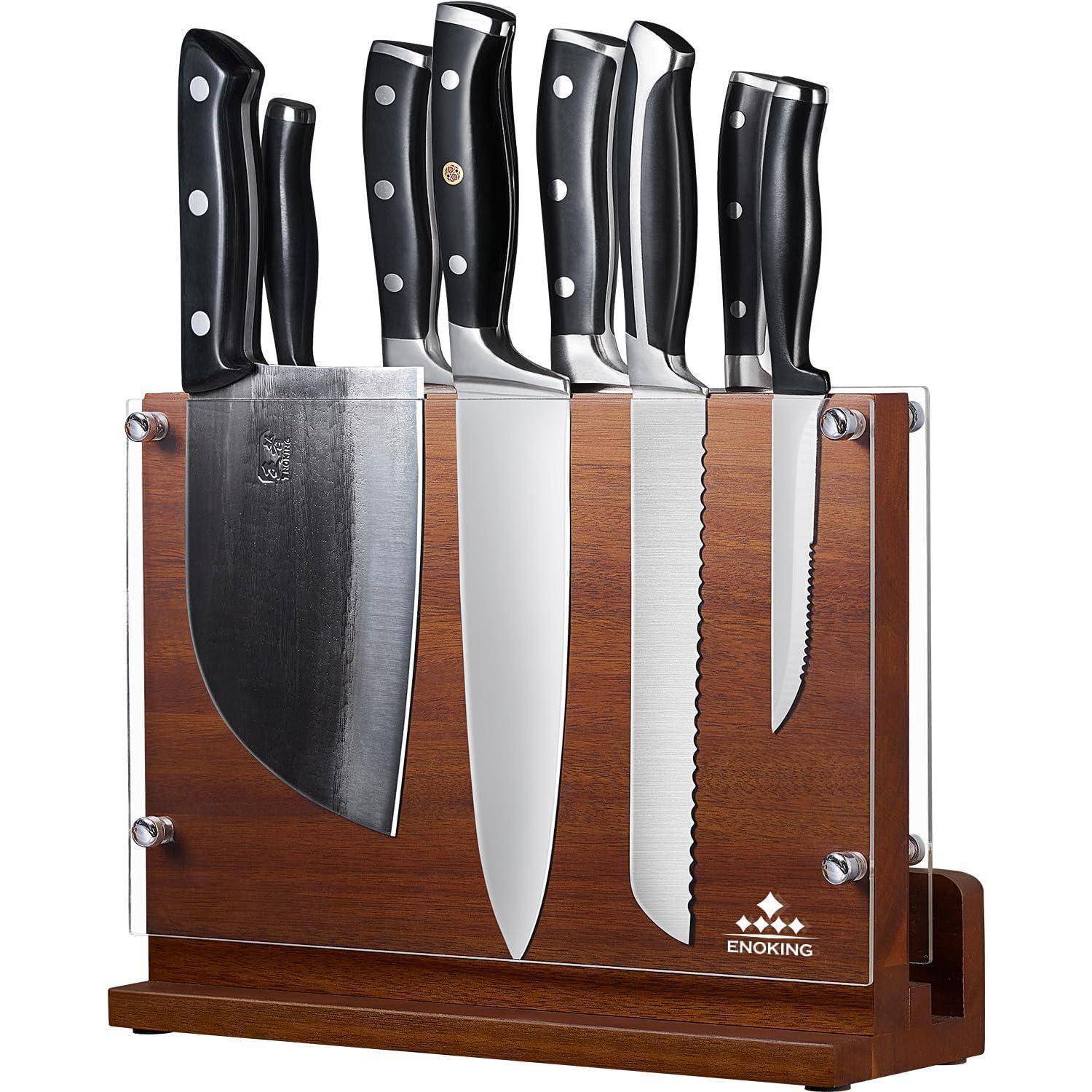 Ein Set aus fünf Küchenmessern mit schwarzen Griffen, die in einem Messerblock aus Holz und klarem Acryl präsentiert werden.
