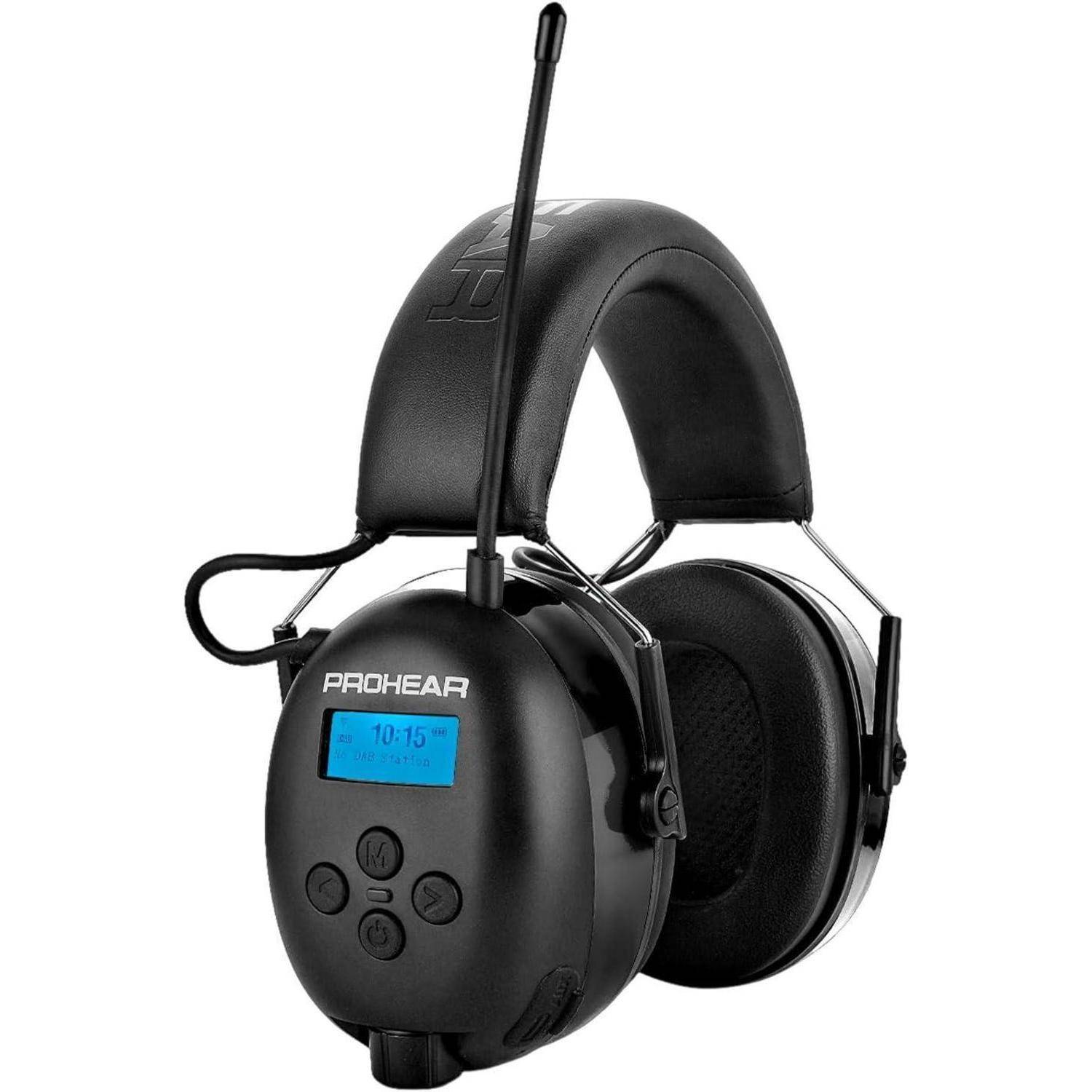 Schwarze Noise-Canceling-Kopfhörer mit einem digitalen Display, Bedienungstasten und FM/AM-Radioantenne, seitlich mit der Aufschrift 'PROHEAR' versehen.