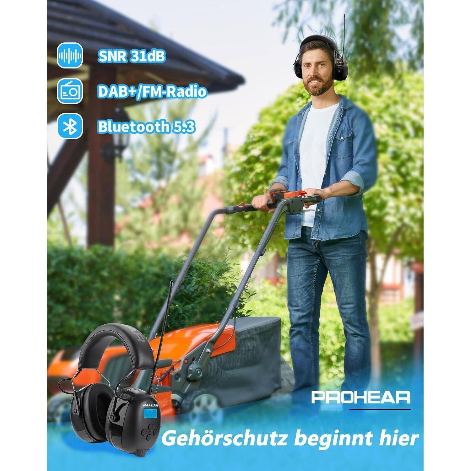 Eine Person trägt Gehörschutz mit Bluetooth und steht neben einem orangefarbenen Rasenmäher. Der Text hebt folgende Merkmale hervor: 'SNR 31dB', 'DAB+/UKW-Radio', 'Bluetooth 5.3'.
