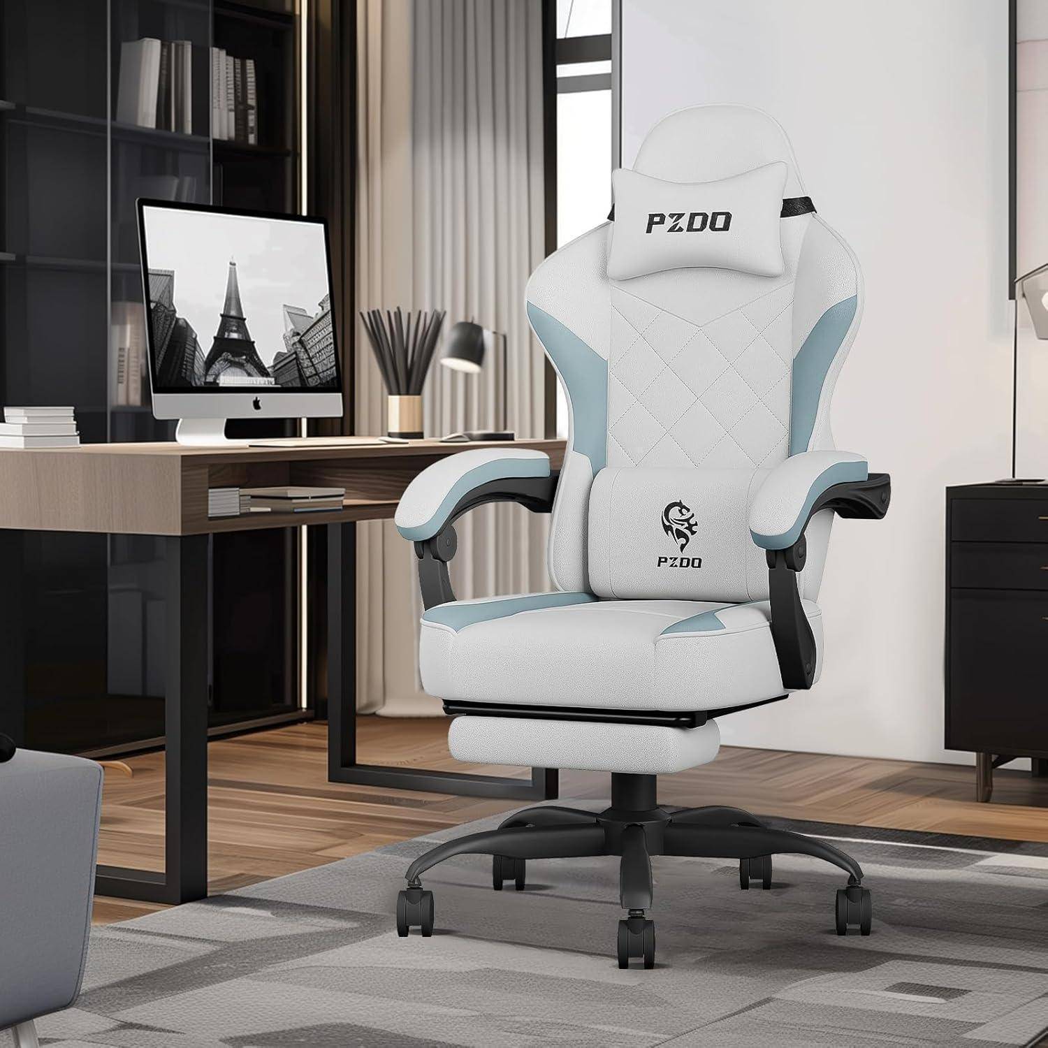 Ein moderner Gaming-Stuhl mit weißer und blauer Polsterung, auf der die Marke 'PZDO' zu sehen ist, positioniert in einem stilvollen Home Office mit einem Schreibtisch und Computer.