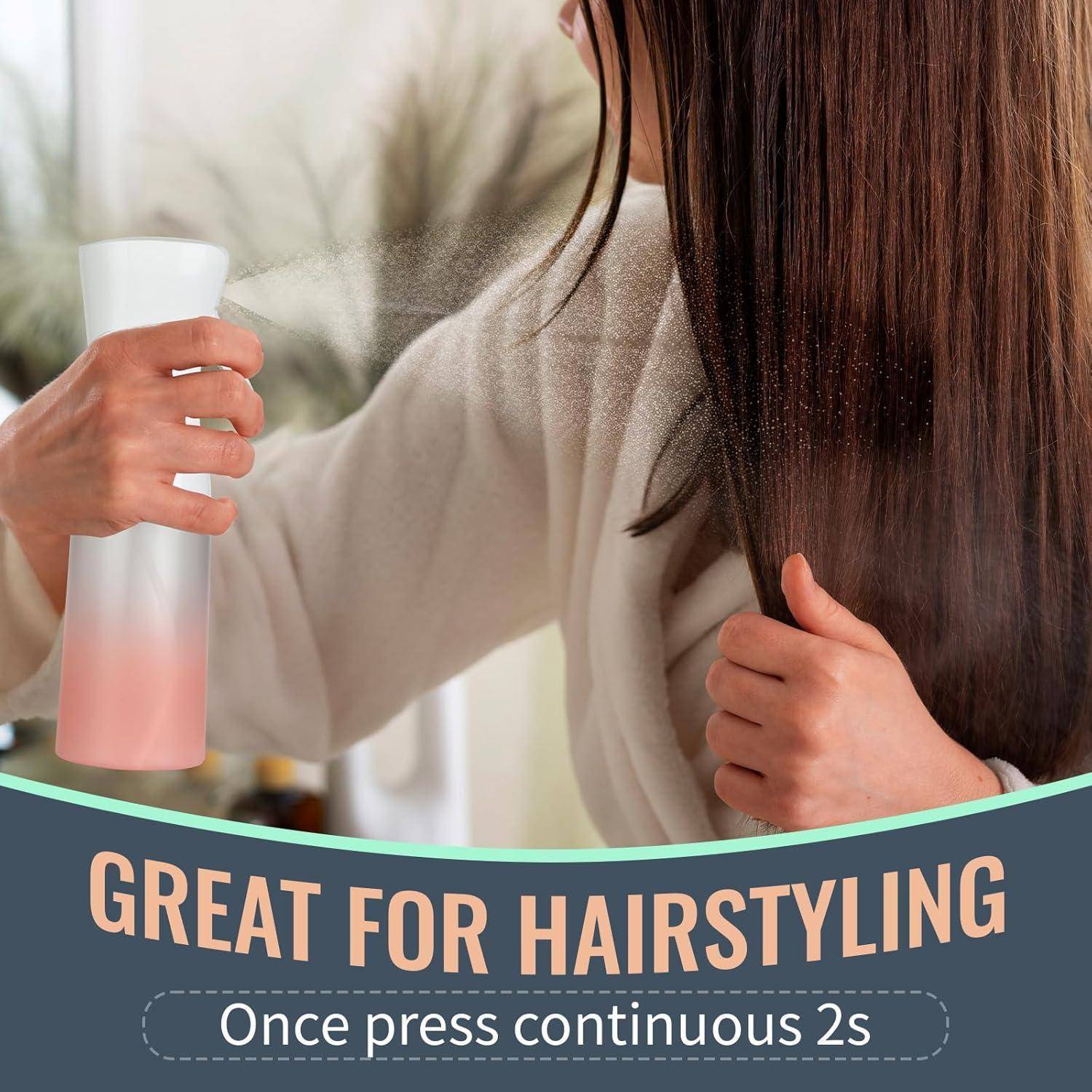 Eine Person besprüht ihr Haar mit Wasser aus einer Flasche. Text darunter liest sich: 'IDEAL ZUM HAARSTYLING - Ein Druck kontinuierlich 2 Sekunden'.