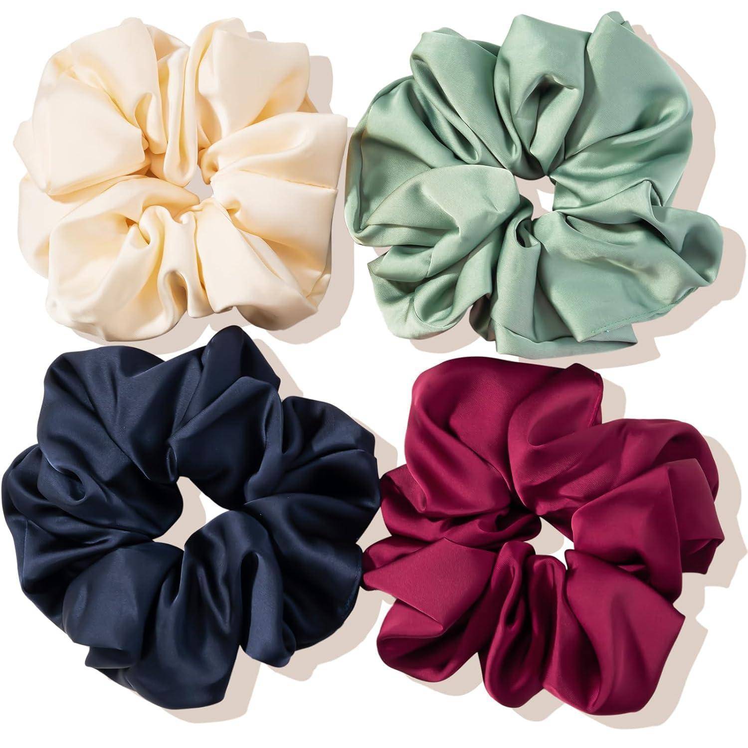 Vier Satin-Haargummis in verschiedenen Farben: Creme, Grün, Marineblau und Bordeauxrot, in einem Raster-Muster auf einem einfarbigen Hintergrund angeordnet.