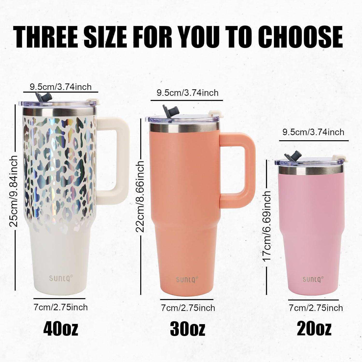 Drei Reisebecher in Leoparden-, Pfirsich- und Rosatönen. Größen sind beschriftet: 40oz, 30oz und 20oz mit entsprechenden Maßangaben unter jedem Becher.