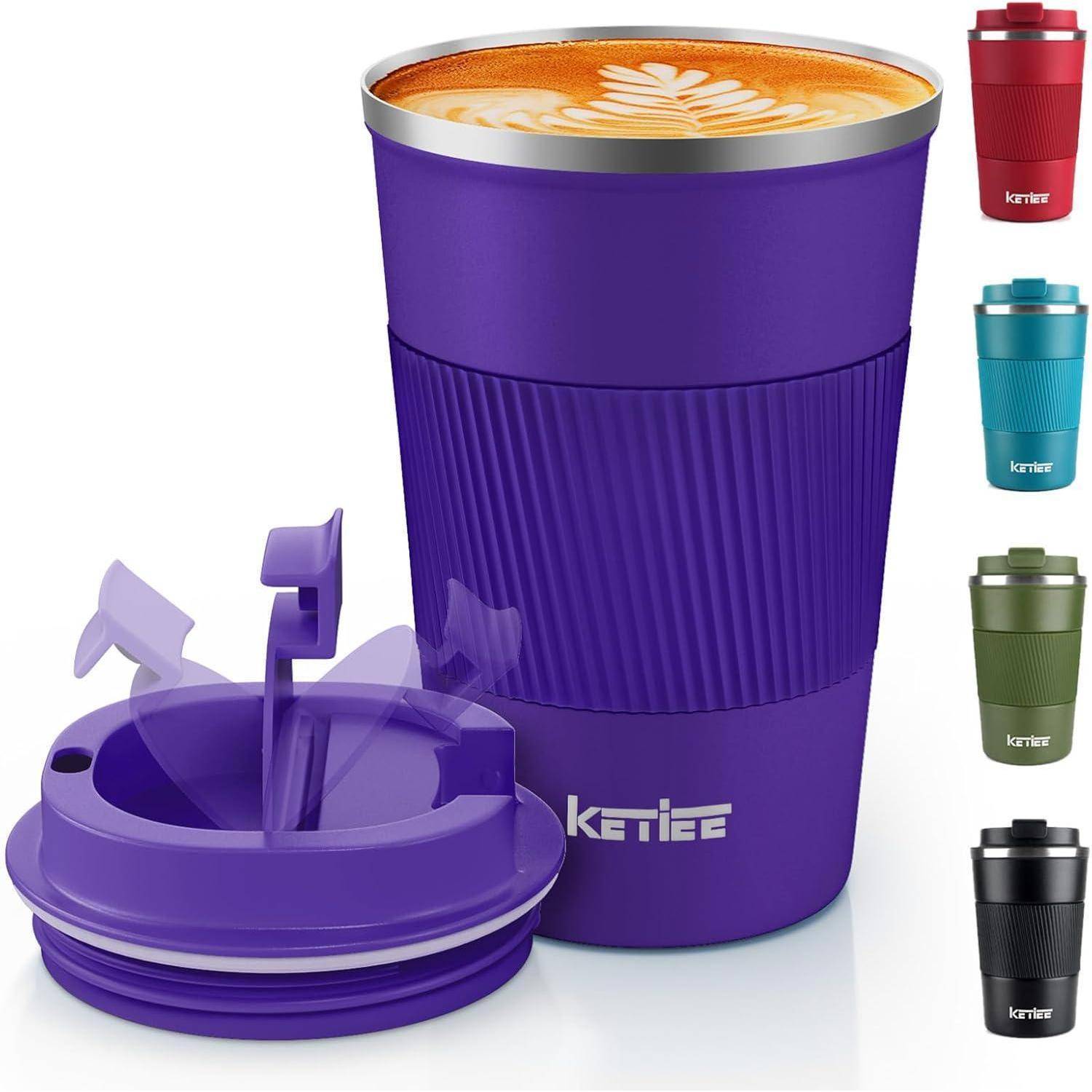 Eine lila wiederverwendbare Kaffeetasse mit Latte Art auf der Oberfläche, daneben ein lila Deckel. Zusätzliche Farboptionen werden gezeigt: rot, blau, grün, schwarz.