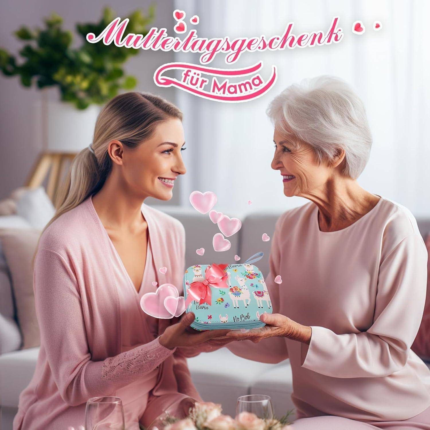 Eine Frau überreicht einem älteren Frauen ein Geschenk auf einer rosa Couch, mit dem dekorativen Text 