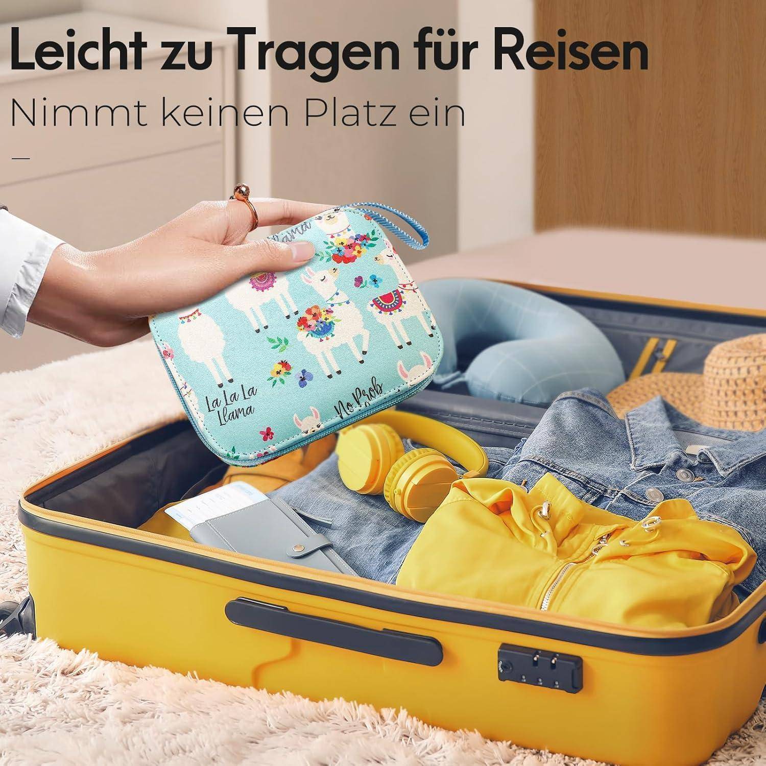 Eine Hand legt einen bunten Lama-Beutel in einen offenen Koffer mit sorgfältig zusammengelegten Kleidungsstücken. Der deutsche Text weist darauf hin, dass der Beutel reisefreundlich ist.