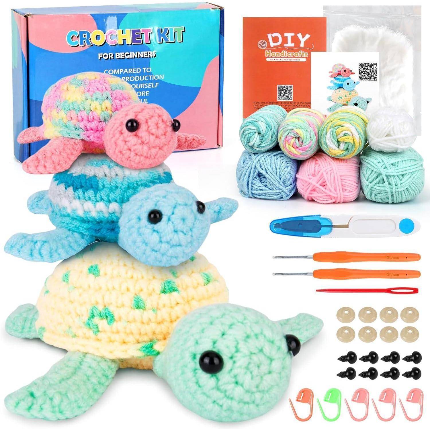 Häkel-Set für Anfänger mit bunten Garnen, Werkzeugen, Anleitungen und gehäkelten Schildkröten in Pastelltönen.