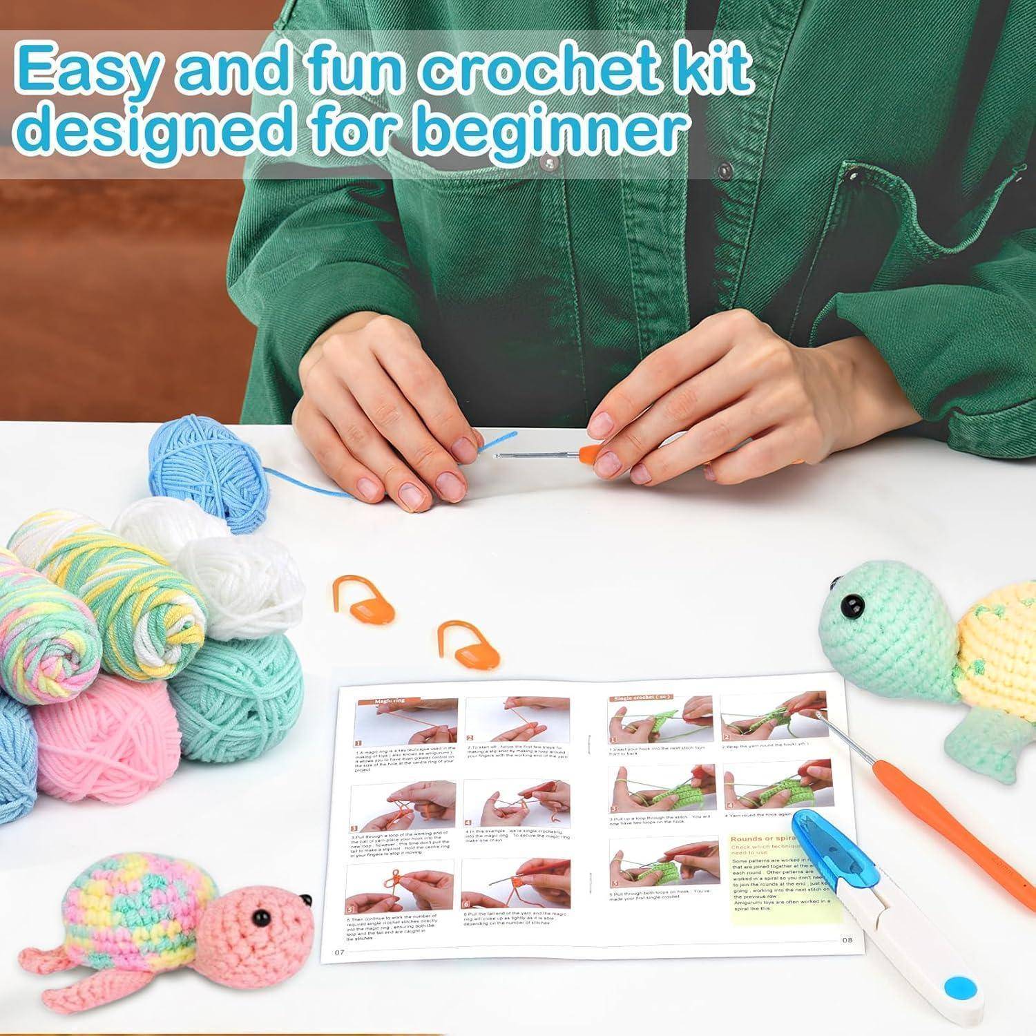 Person in green verwendet ein Häkelset mit Garn, Nadeln und Anleitung. Text liest sich: 