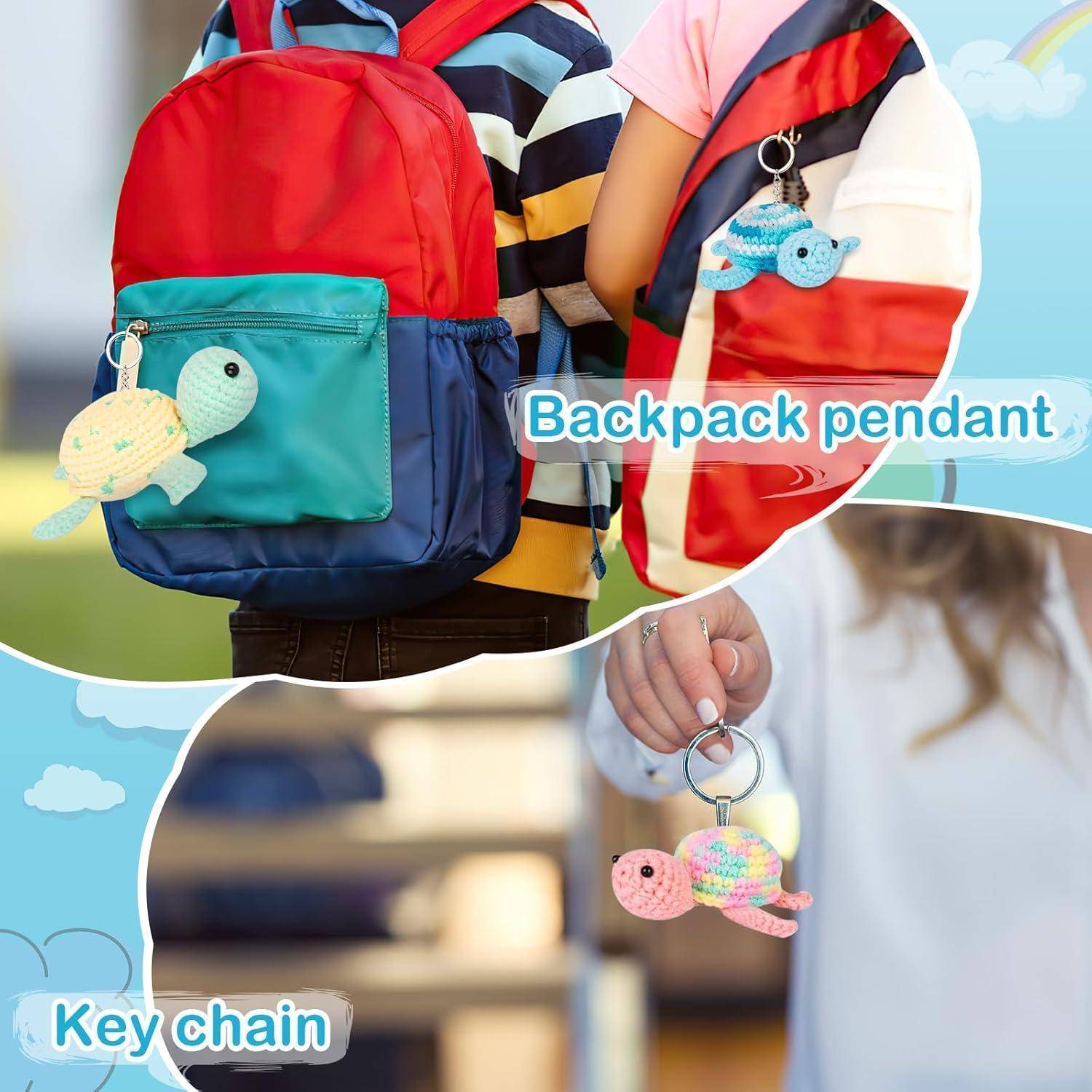 Rucksacktasche und Schlüsselanhänger mit einer kleinen, bunten Plüschturteltasche.