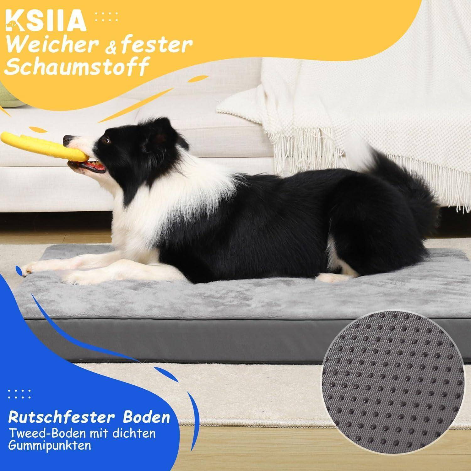 Ein schwarz-weißer Hund liegt auf einem grauen Hundebett und hält ein gelbes Spielzeug. Text in der unteren linken Ecke liest: 