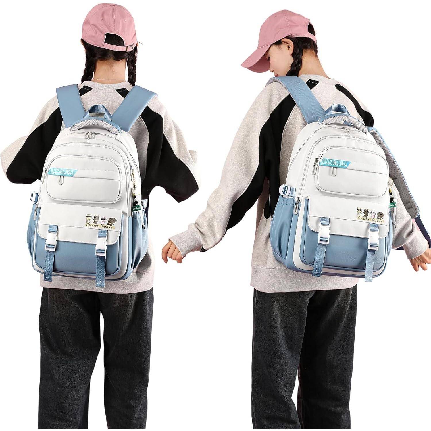 Zwei Personen tragen rosafarbene Mützen und weiße Pullover und tragen übereinstimmende weiße und blaue Rucksäcke. Beide haben dunkle Hosen und wenden sich ab.