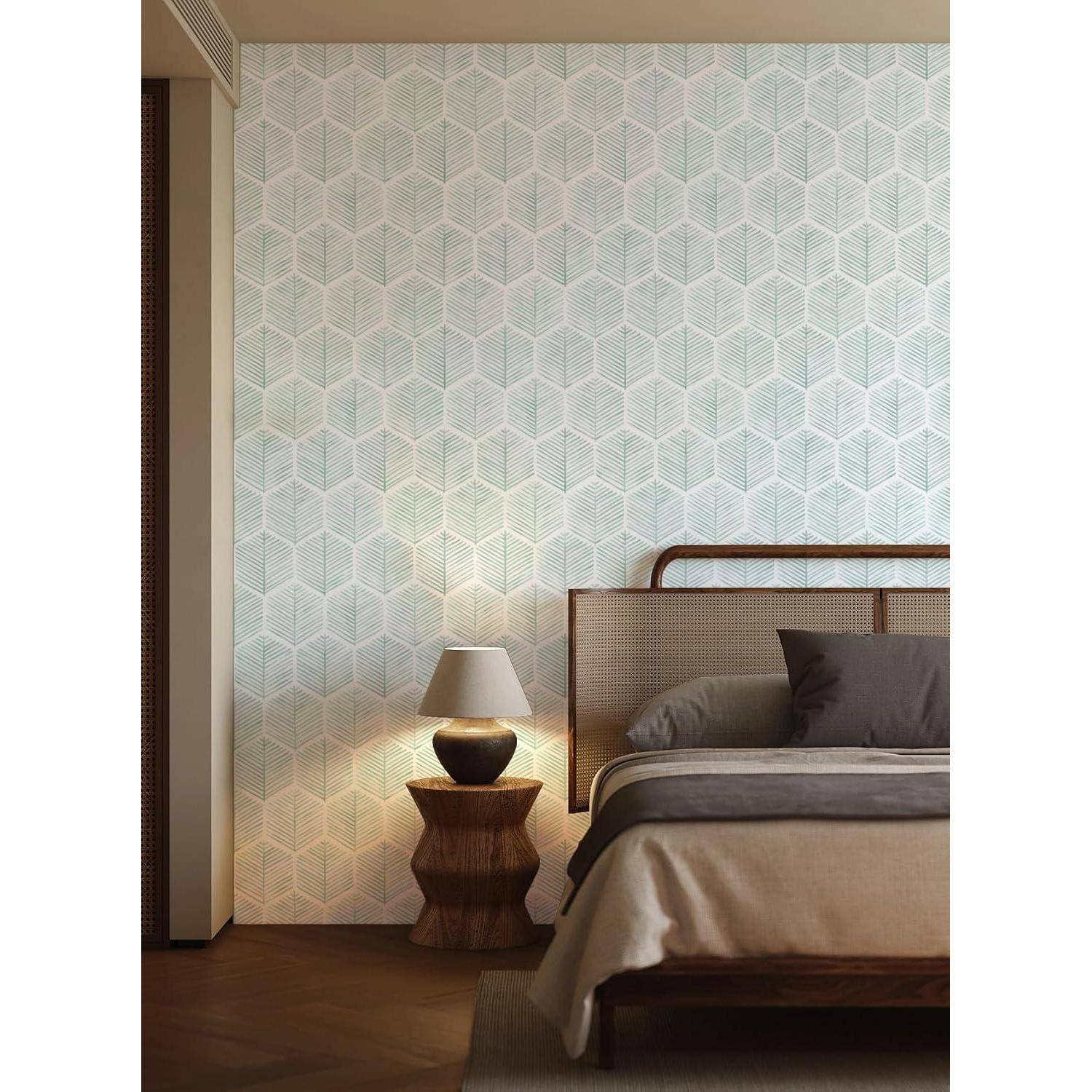 Schlafzimmerinnenraum mit geometrisch gemusterter Wand, Nachttisch mit Lampe und Bett mit gedecktfarbener Bettwäsche. Gemütliches, modernes Design.