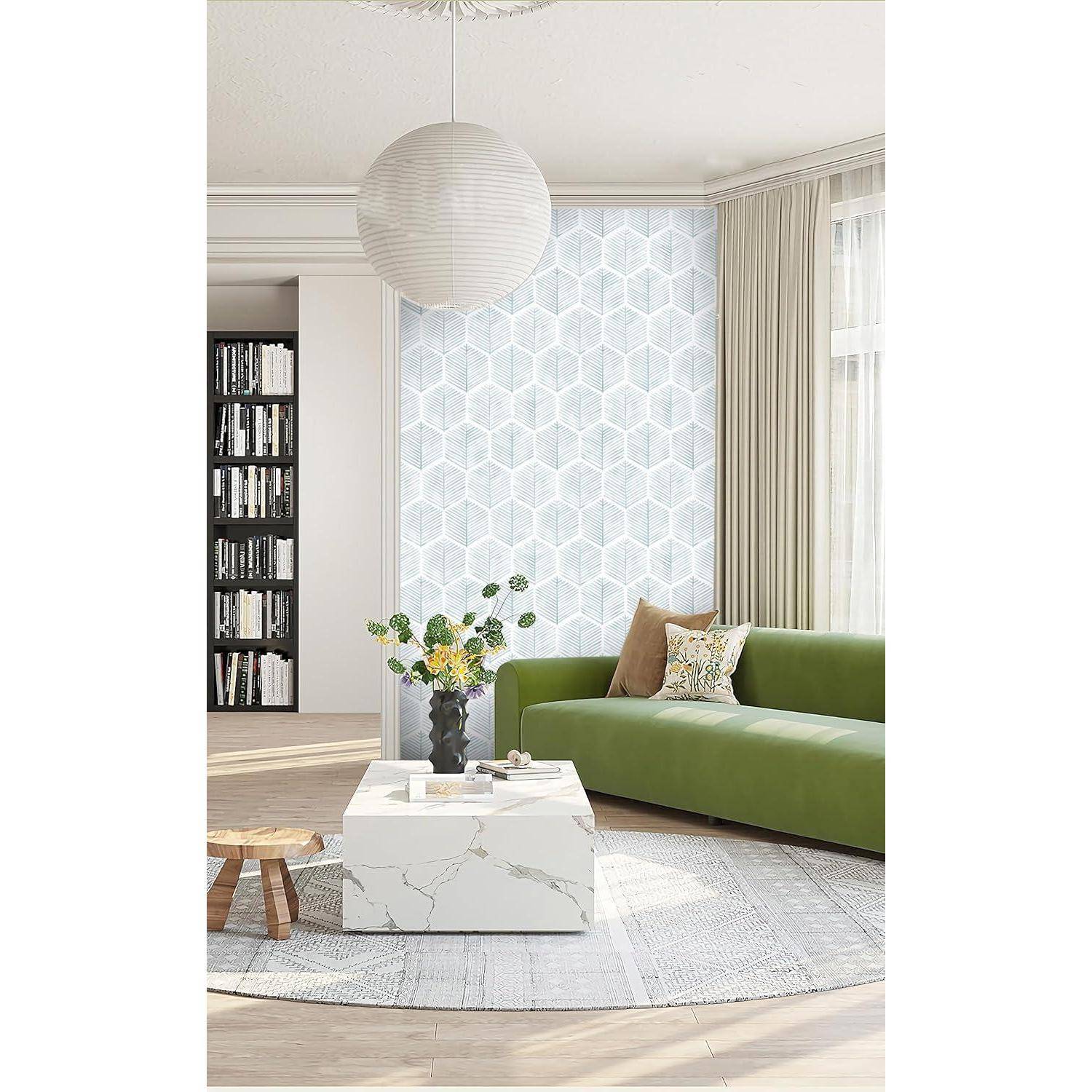 Wohnzimmer mit grünem Sofa, gemusterter weißer Tapete, Marmor-Couchtisch, rundem Teppich, Bücherregal und großem Fenster mit Vorhängen.