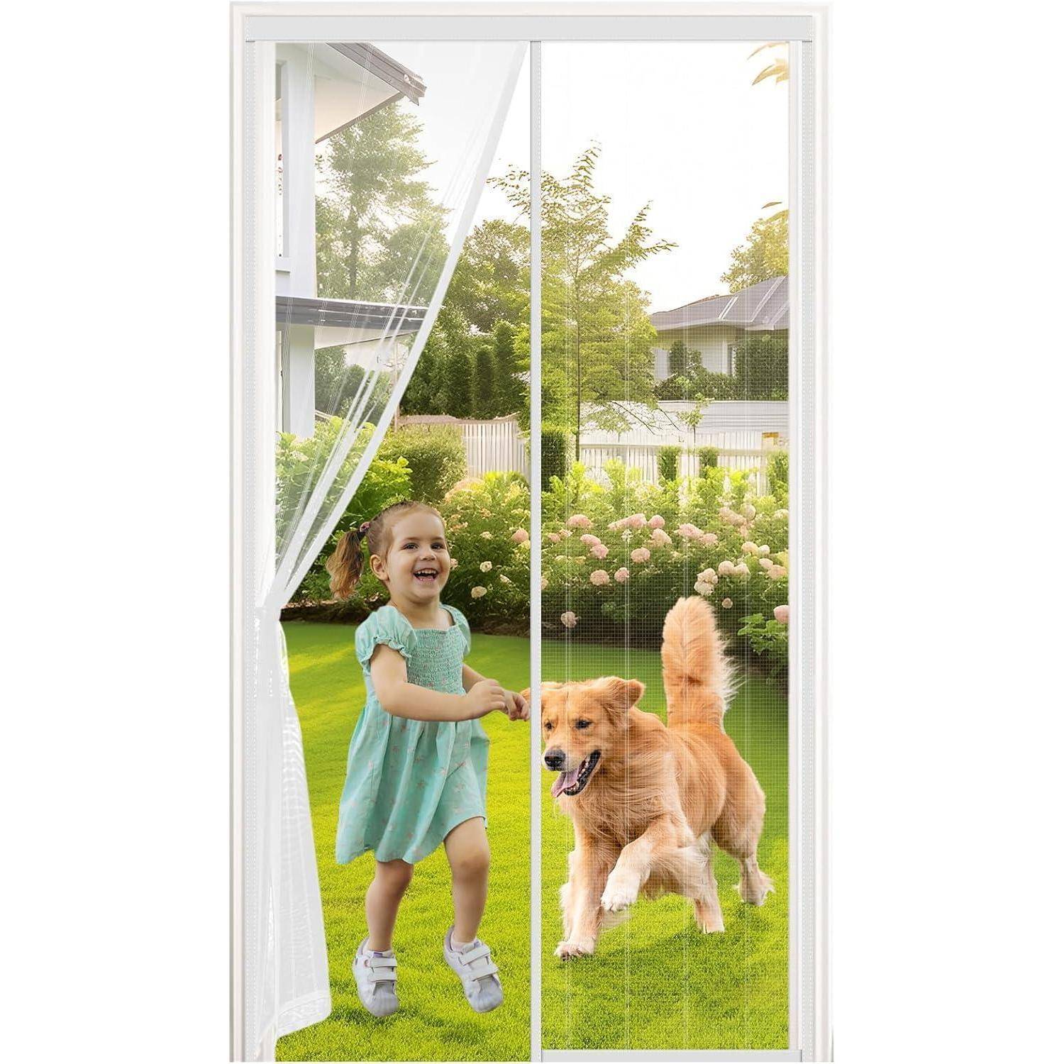 Ein Kind in einem grünen Kleid läuft fröhlich mit einem Golden Retriever über eine Rasenfläche, mit Häusern und Grünanlage im Hintergrund.