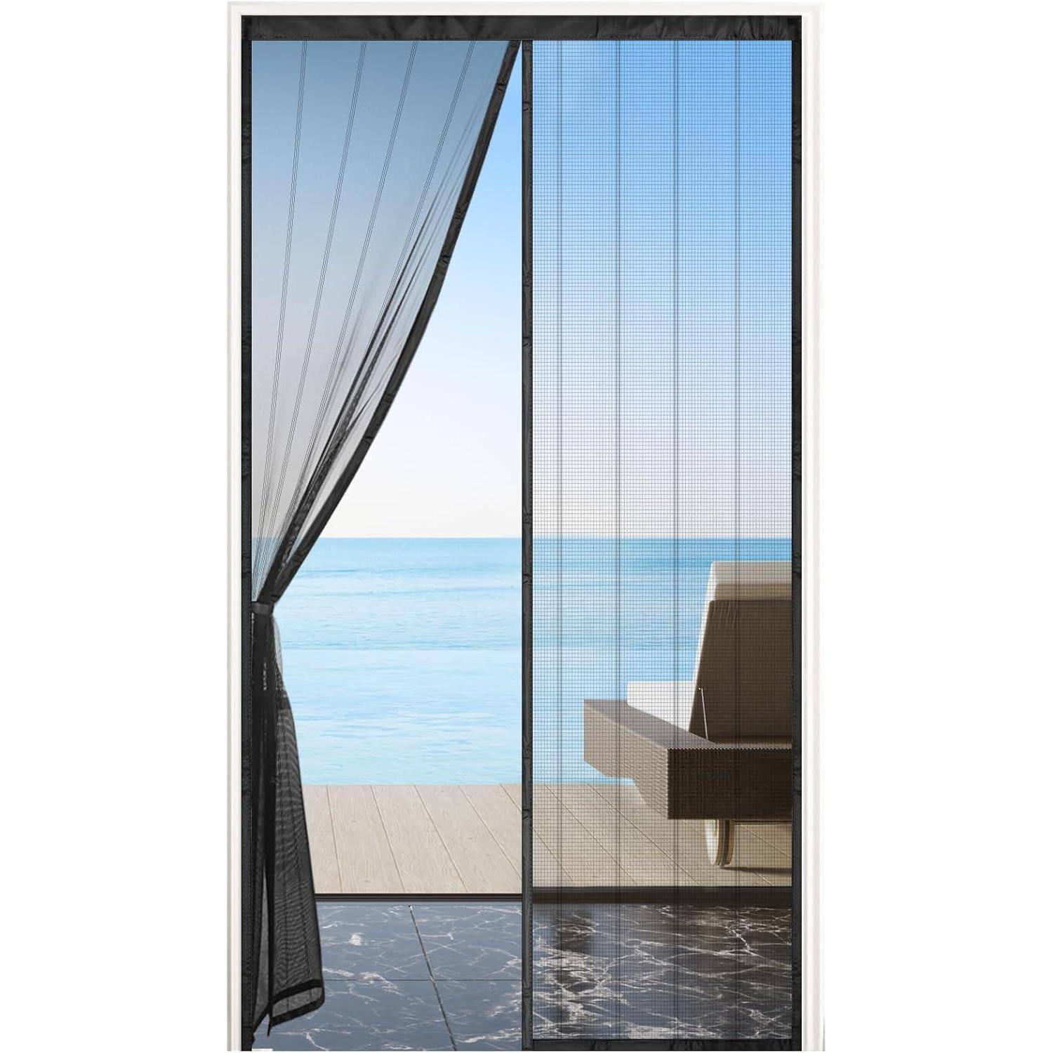 Eine Fliegengittertür leicht geöffnet, die einen malerischen Ausblick auf eine Terrasse mit Outdoor-Möbeln und das Meer unter einem klaren blauen Himmel freigibt.