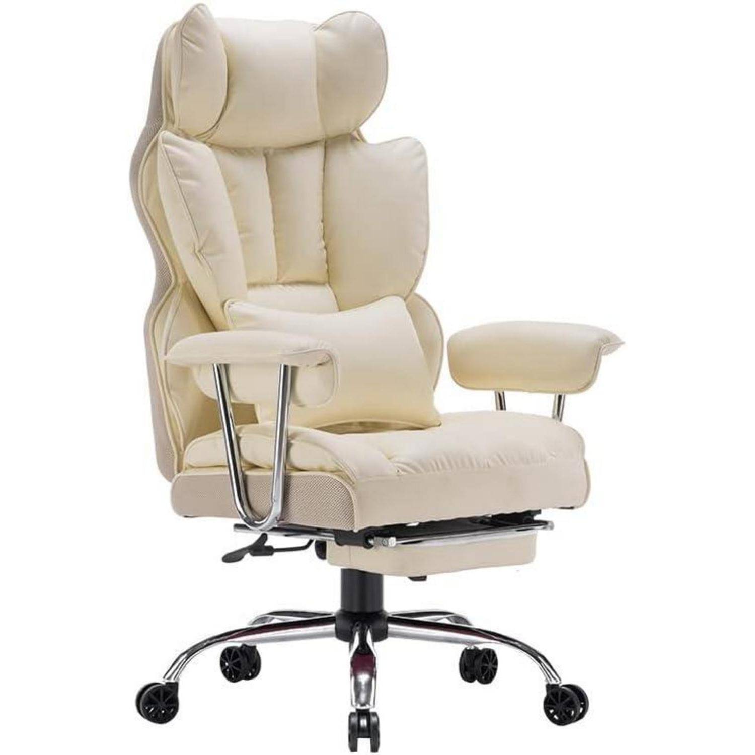 Cremefarbener ergonomischer Bürostuhl mit hoher Rückenlehne, gepolstertem Sitz, verstellbaren Armlehnen und einem drehbaren Gestell auf fünf Rollen.