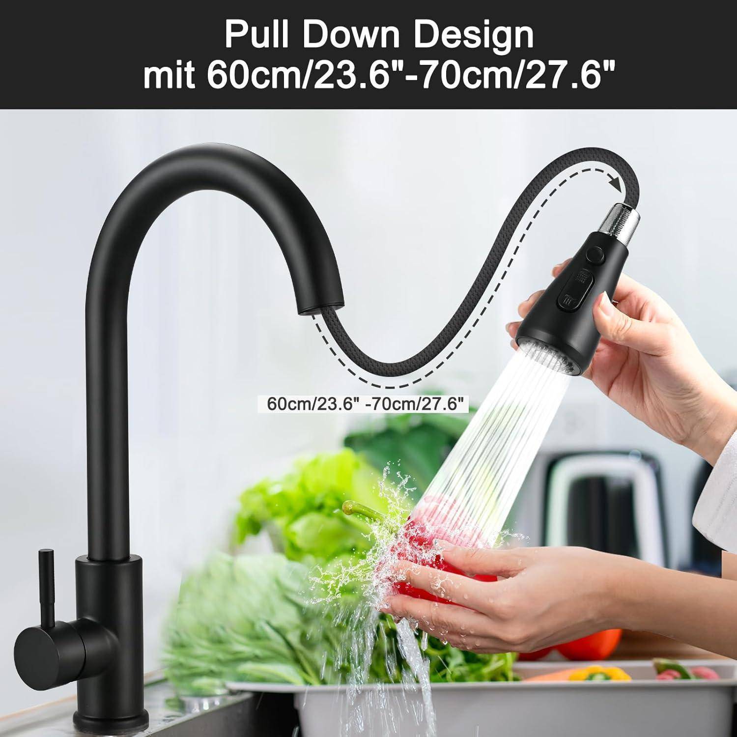 Eine Person zieht den schwarzen Küchenarmatur-Duschkopf herunter und demonstriert seine Flexibilität mit einem Reichweitebereich von 60 cm bis 70 cm.