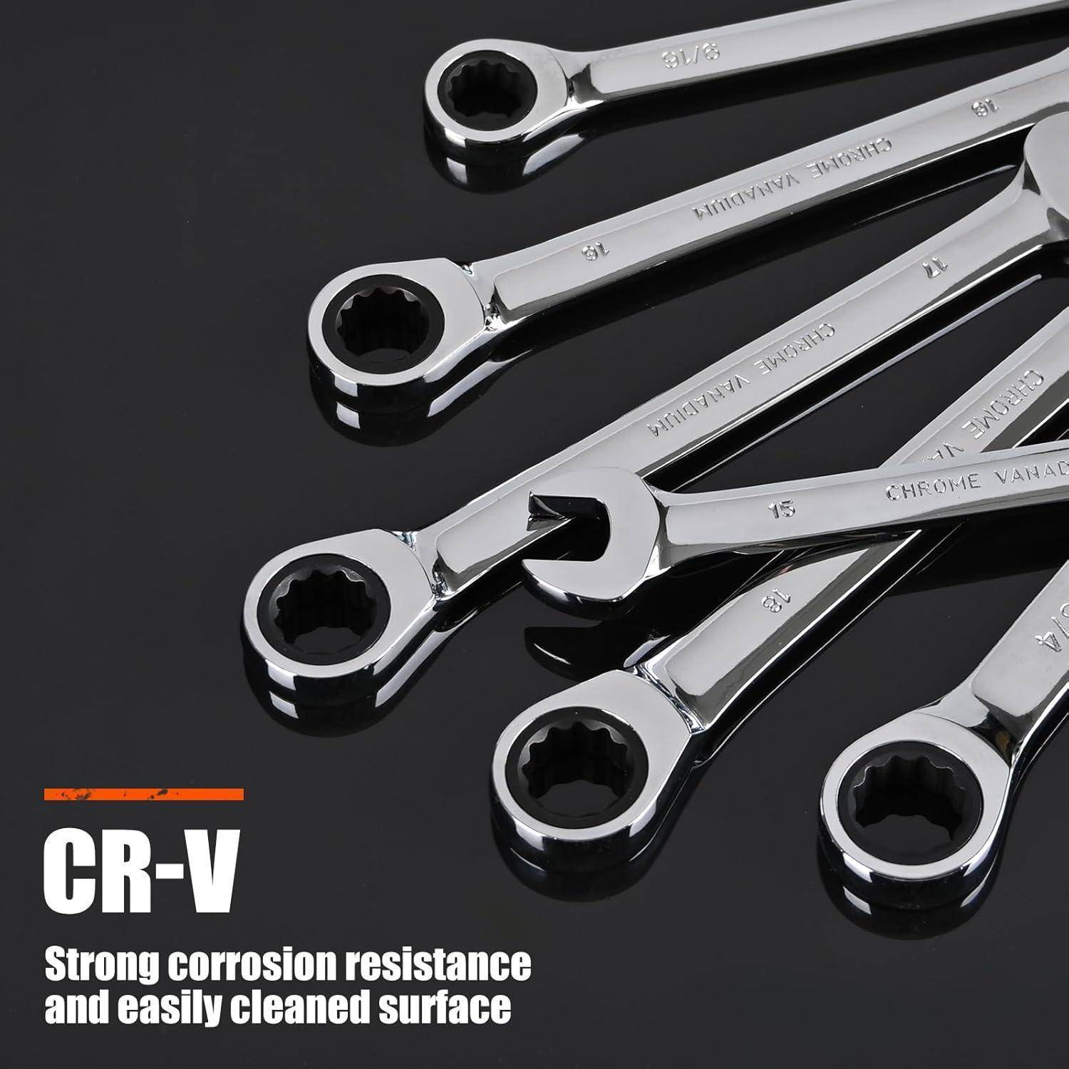 Chrome-Vanadium-Schraubenschlüssel, ordentlich auf einer dunklen Oberfläche angeordnet, präsentiert mit dem Text 'CR-V Stark und korrosionsgereinigt'.