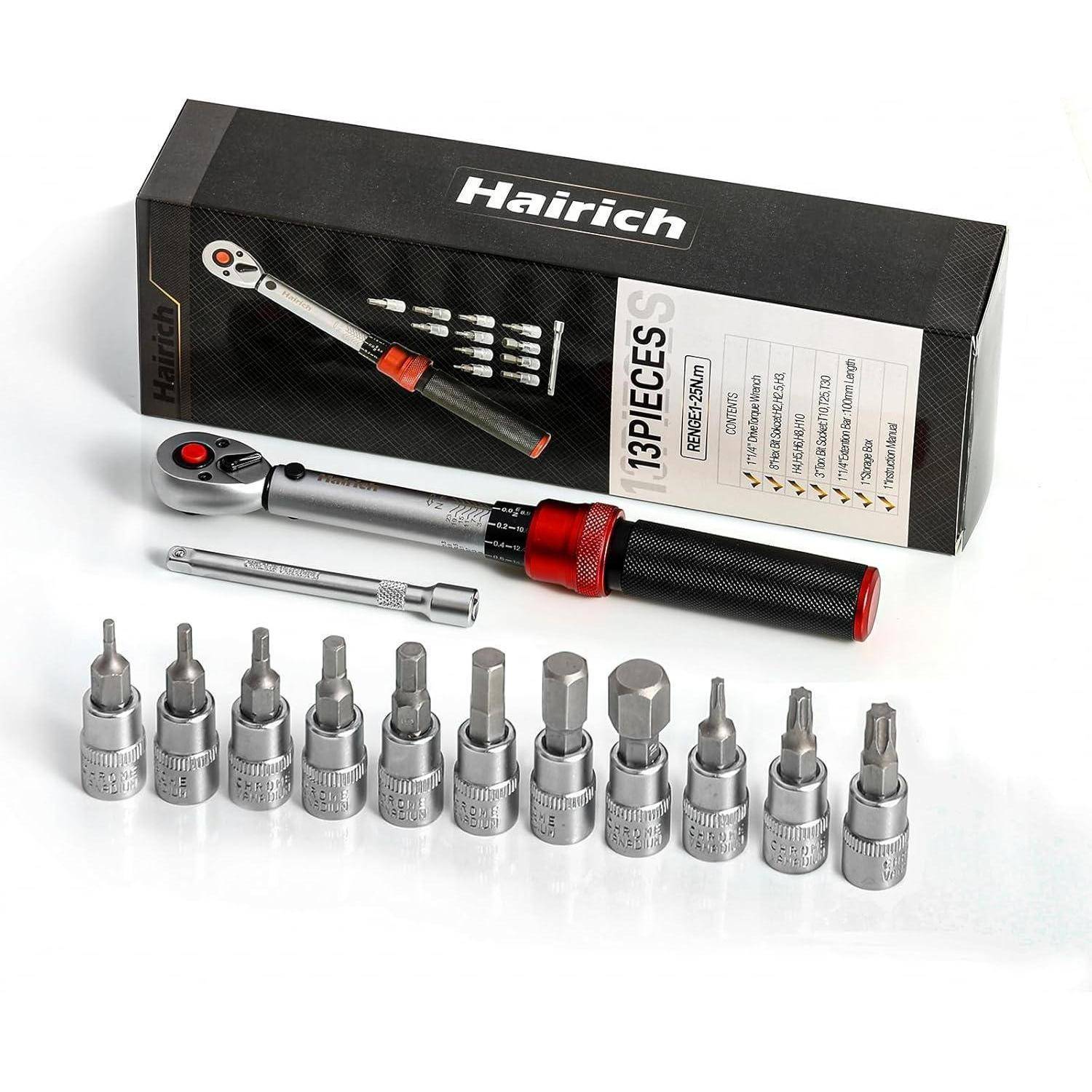 Ein Satz von 13 metallischen Schraubendrehereinsätzen, die vor einem schwarzen und roten Ratschengriff angeordnet sind, mit Verpackung, auf der 'Hairich' beschriftet ist.