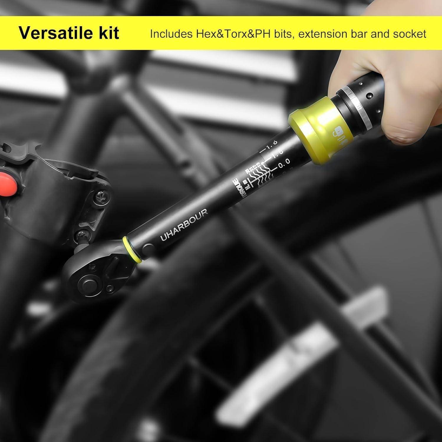Eine Hand, die ein vielseitiges Fahrrad-Werkzeugset an einem Fahrrad verwendet, mit Inbusschlüsseln, Torx-Bits, Kreuzschlitz-Bits, einer Verlängerungsstange und einem Steckschlüssel für Reparaturen.