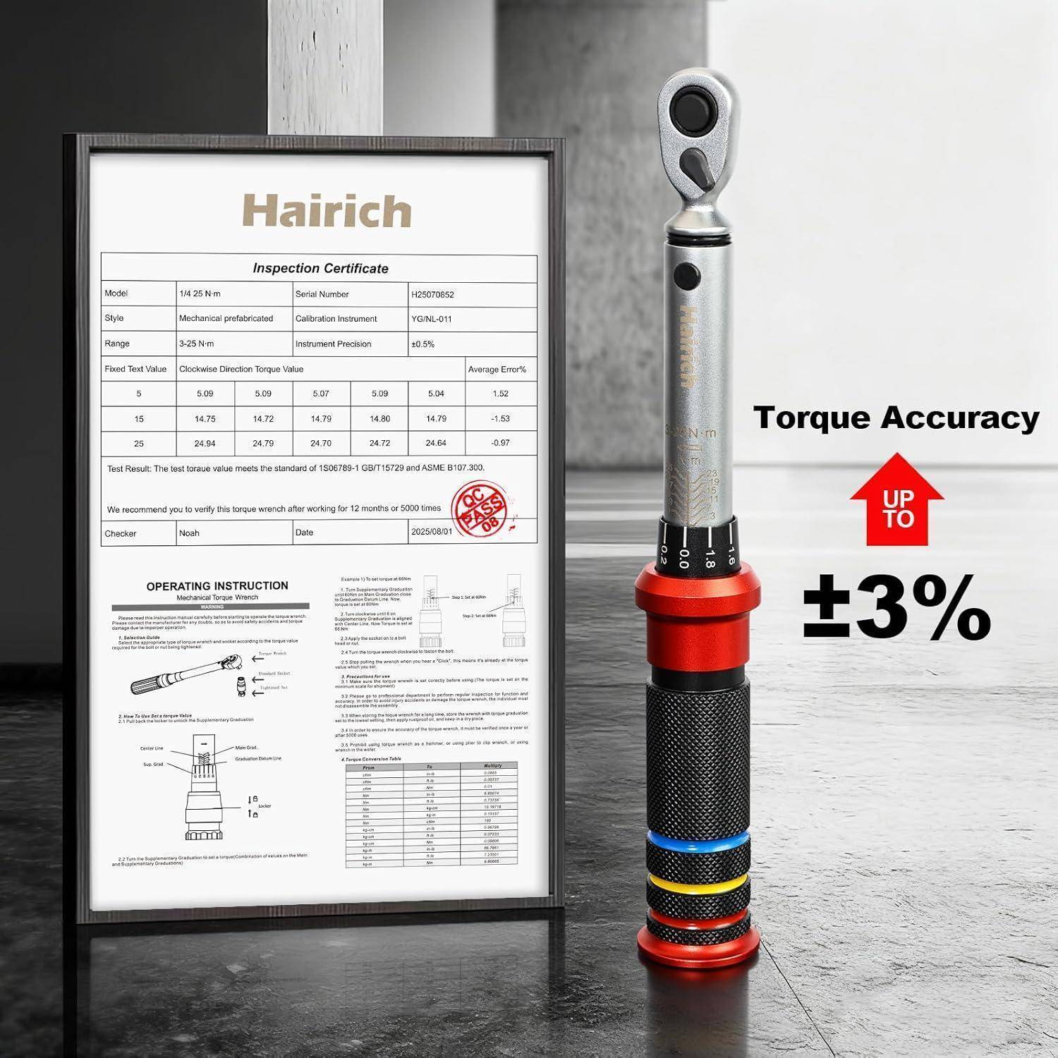 Eine Drehmomentschlüssel steht neben einem gerahmten Prüfzertifikat von 'Hairich'. Der Text in der Nähe vermerkt die Drehmomentgenauigkeit von 'bis zu ±3%'.