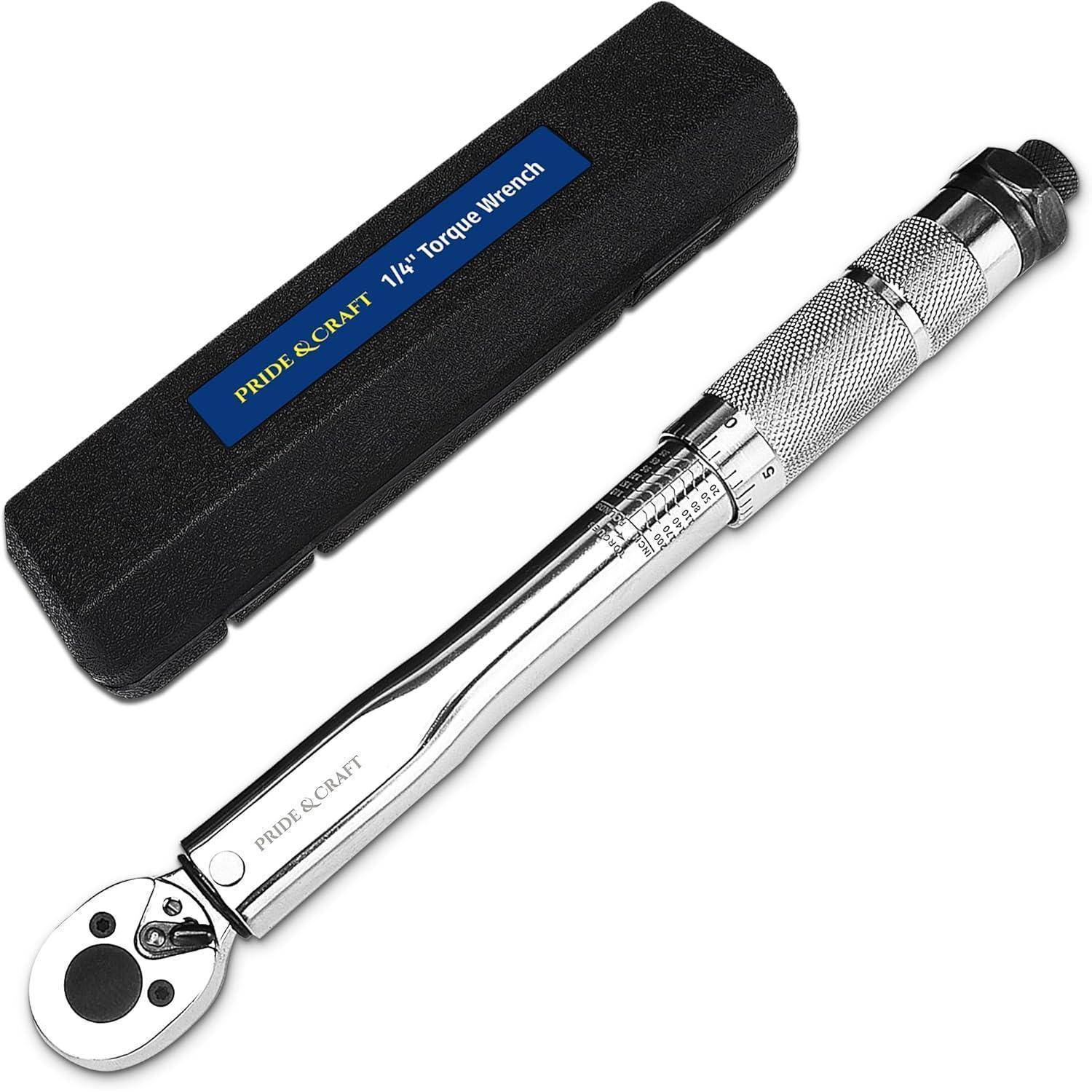 Ein Drehmomentschlüssel aus Metall mit strukturiertem Griff liegt neben einem schwarzen Etui mit der Beschriftung 