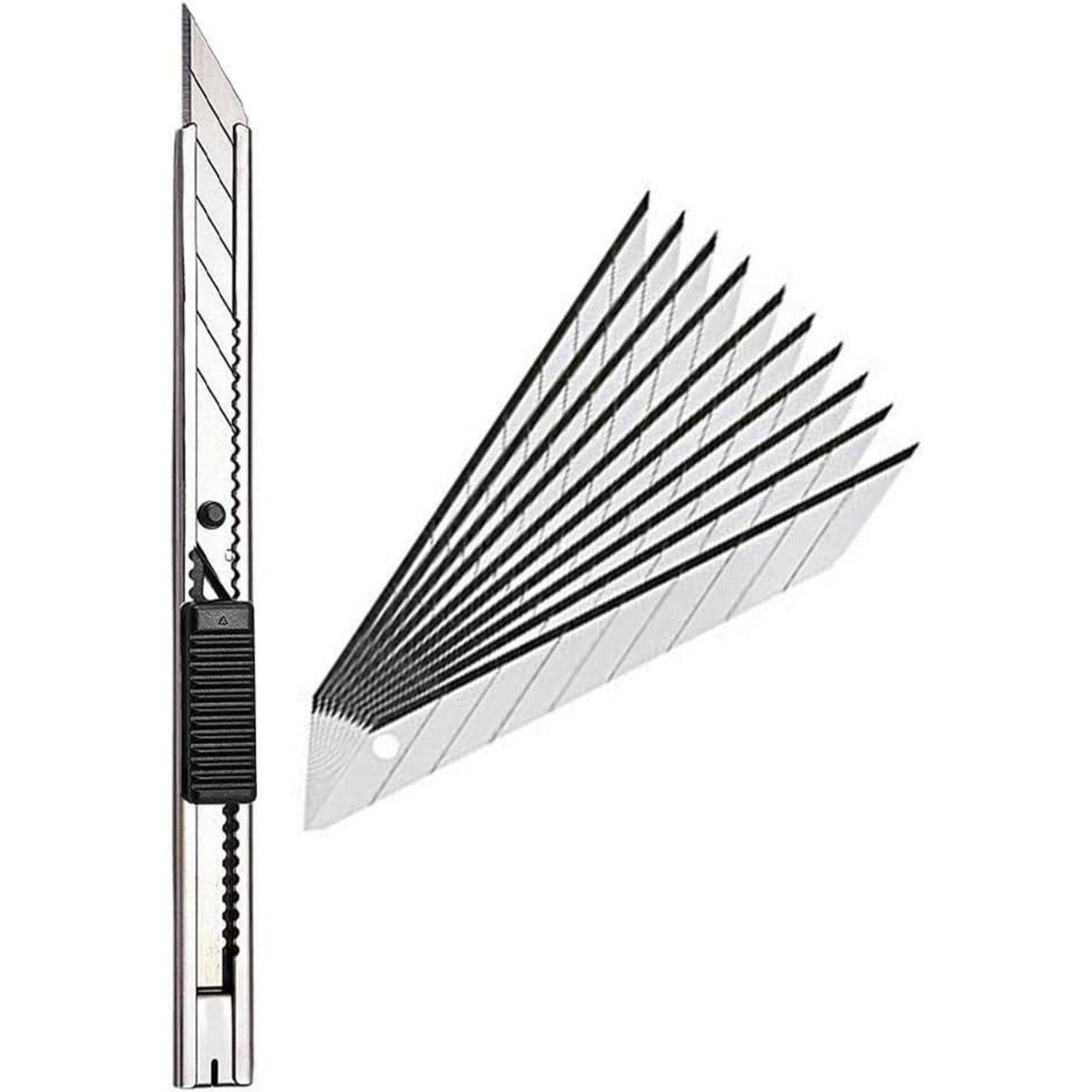 Ein silberfarbenes Universalmesser mit ausfahrbarer Klinge wird neben einem aufgfächerten Satz von Ersatzklingen gezeigt, was die zusätzlichen Klingenoptionen veranschaulicht.