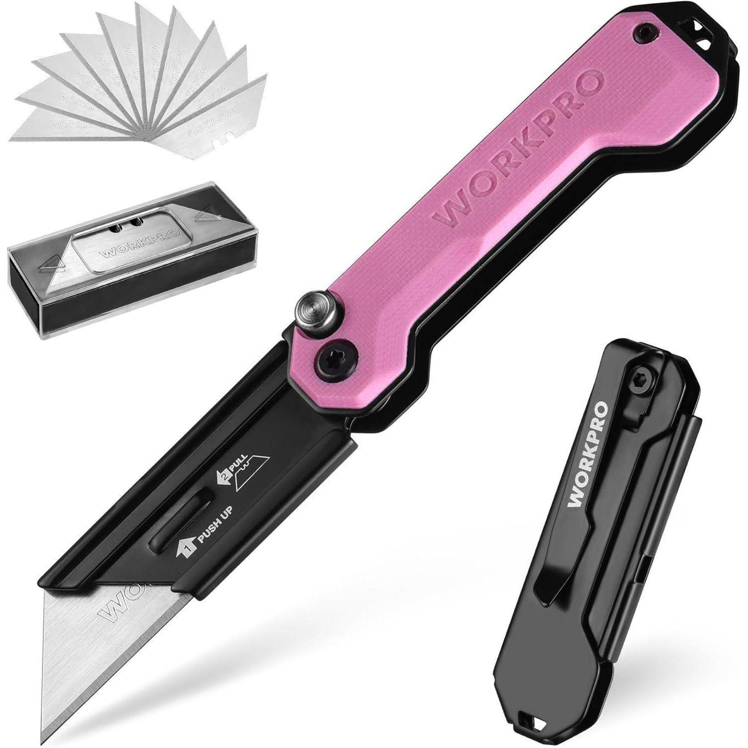 Rosa Utility-Messer mit teilweise ausgefahrener Einziehklinge, Ersatzklingen in einem Etui daneben und ein geschlossenes schwarzes Messer.