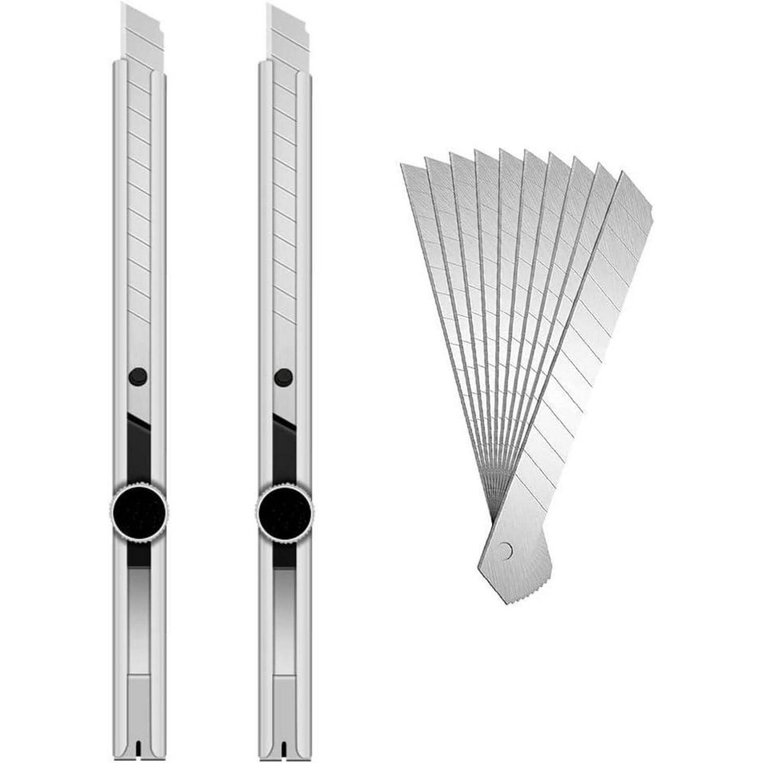 Zwei Universalmesser mit einziehbaren Klingen neben einem aufgefächerten Stapel von Ersatzklingensegmenten.