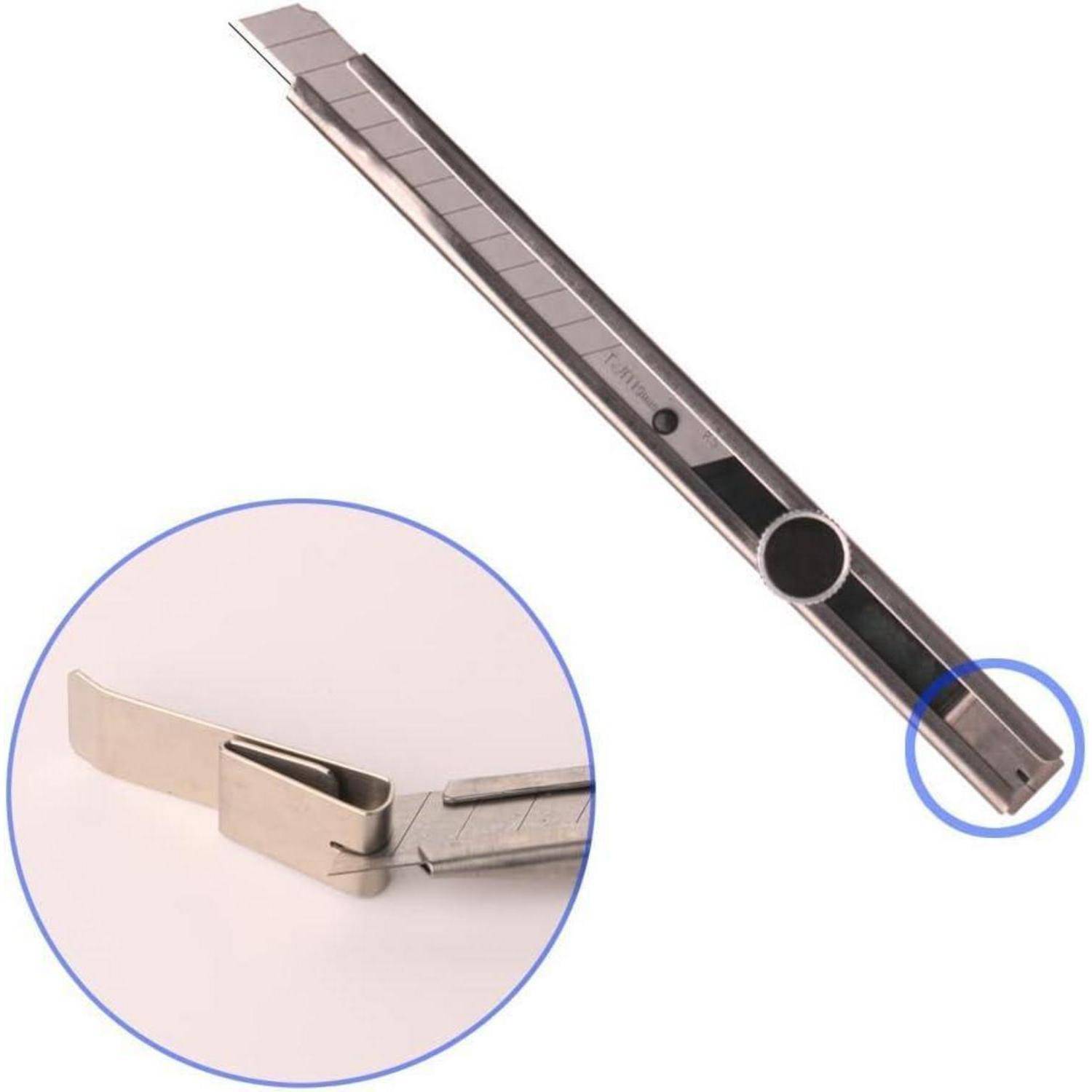 Ein Metall-Auszieh-Universalmesser mit einer scharfen, ausgefahrenen Klinge, in Gesamtansicht und mit einer vergrößerten Detailaufnahme der Klingenspitze.