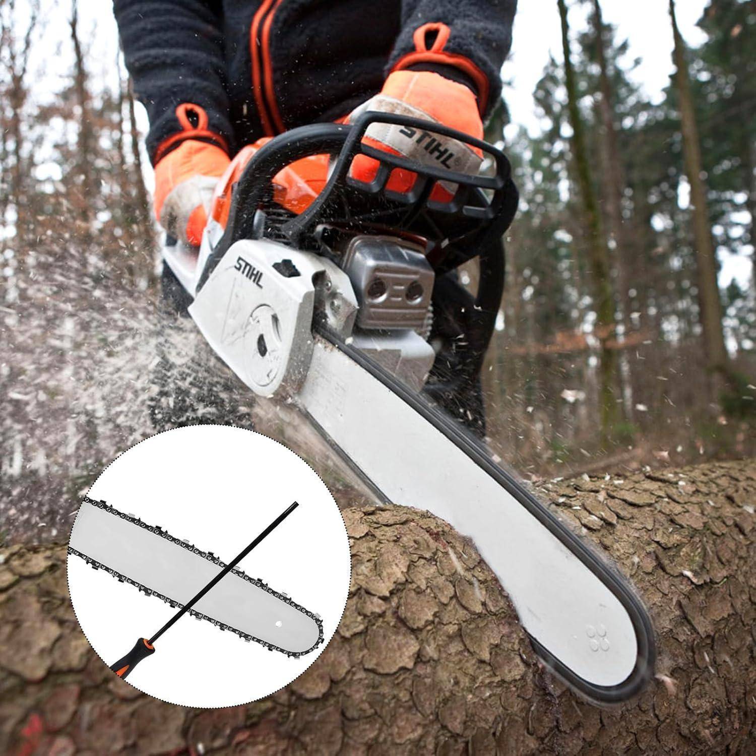 Eine Person mit Schutzausrüstung verwendet eine Motorsäge, um einen Baumstamm in einem Wald zu zersägen. Einschub zeigt eine Nahaufnahme der Kettensägenklinge.