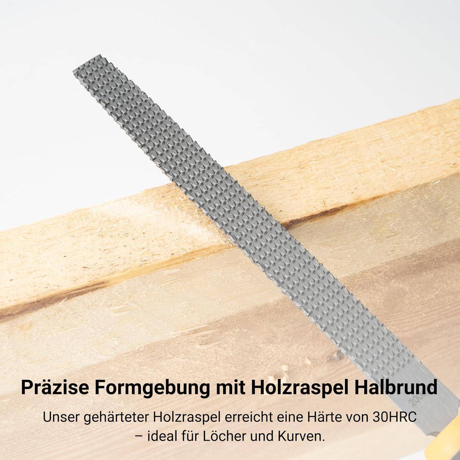 Eine halbrunde Holzraspel liegt auf einer Holzoberfläche, und der Text darunter besagt, dass sie eine Härte von 30 HRC hat und ideal zum Formen von Löchern und Kurven ist.