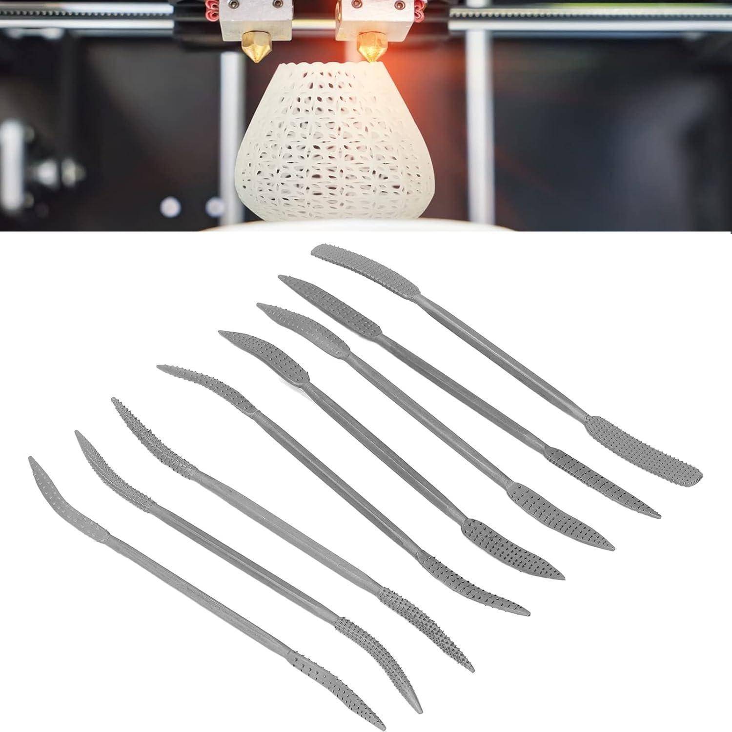 Ein 3D-Drucker erstellt ein weißes, spitzengemustertes Objekt. Darunter werden acht Bildhauerwerkzeuge gezeigt, die wahrscheinlich für detaillierte künstlerische Arbeiten verwendet werden.