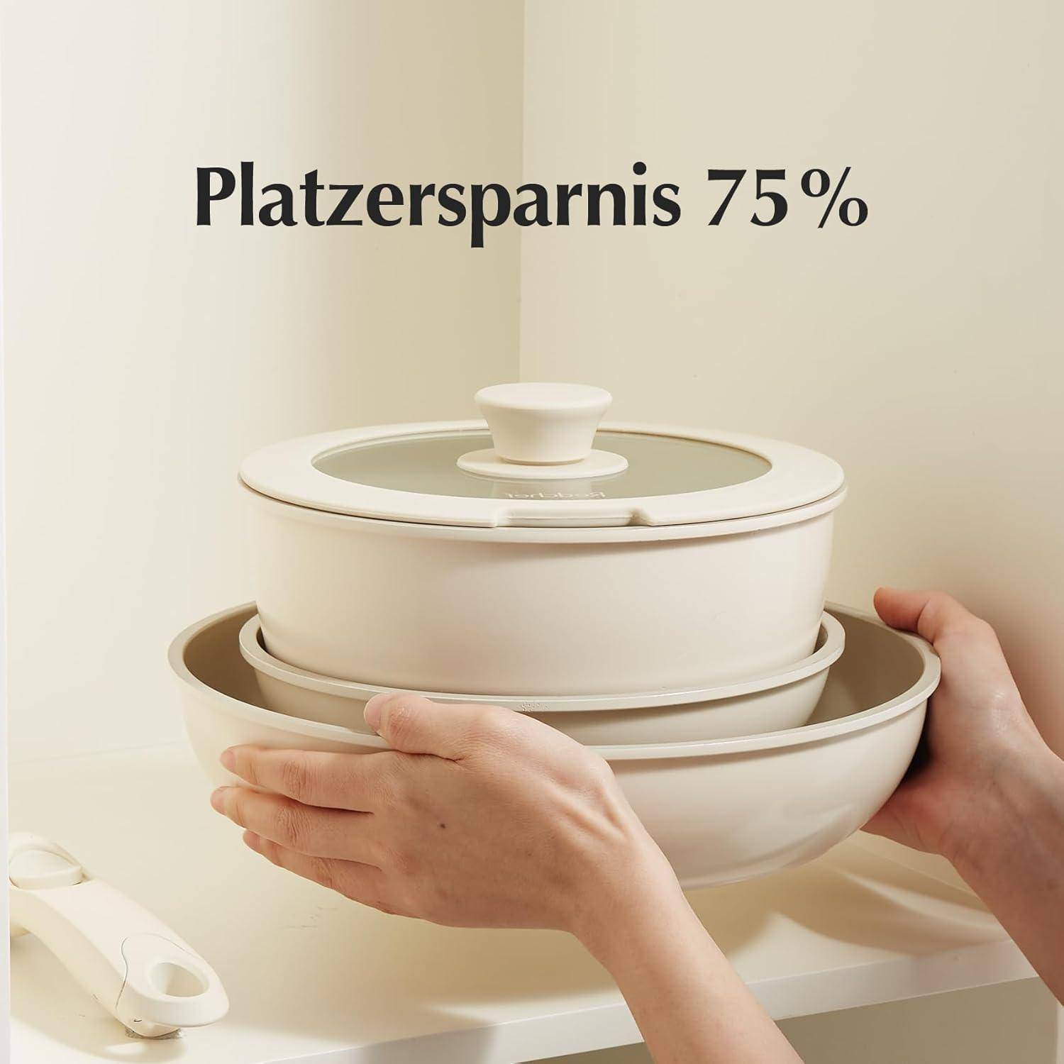 Eine Hand stapelt zwei beige Kochgeschirr-Teile mit weißen Deckeln und demonstriert ein effektives Platzsparlösungs-Design. Text lautet: 