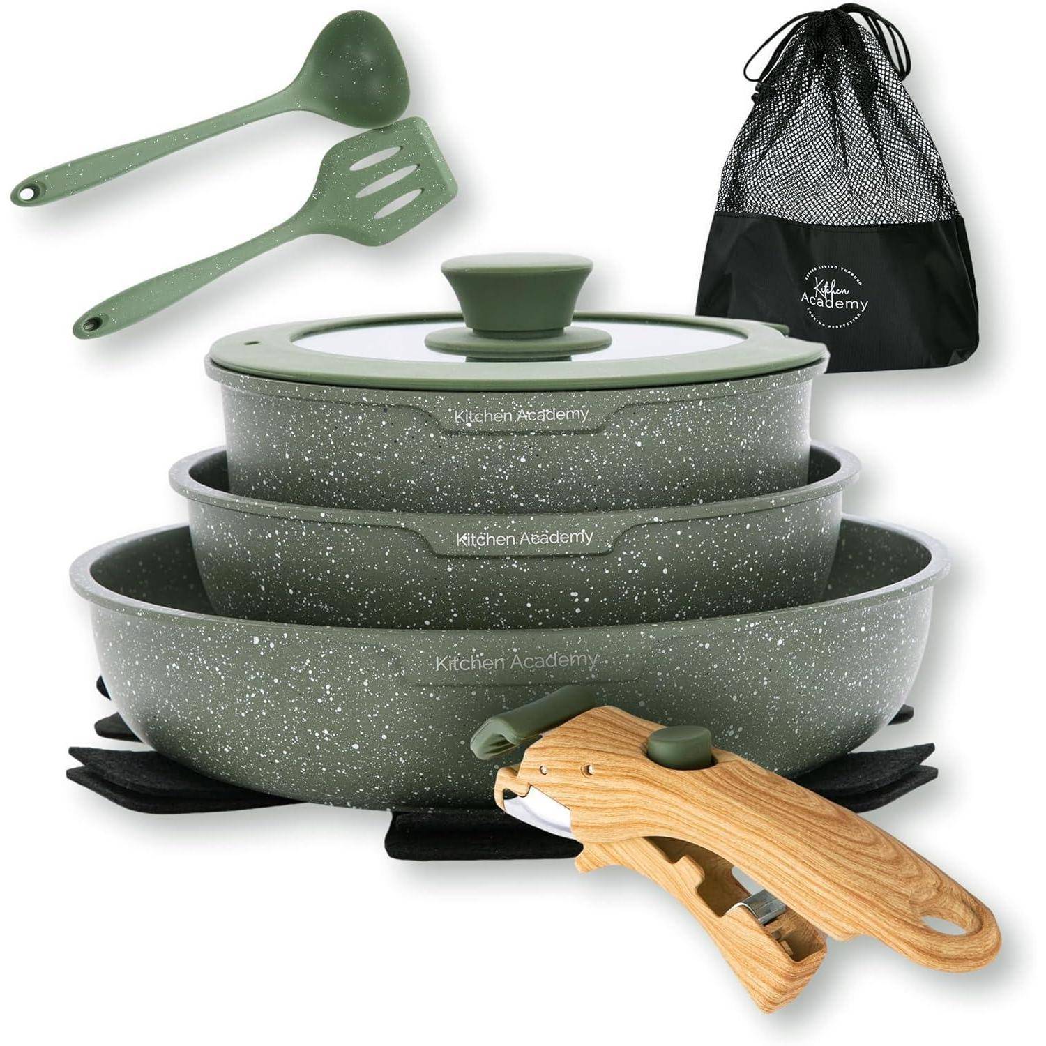 Kochgeschirr-Set umfasst drei grau gesprenkelten Töpfe mit Deckel, einen grünen Pfannenwender und eine Schöpfkelle, einen abnehmbaren Holzgriff und einen schwarzen Aufbewahrungsbeutel.