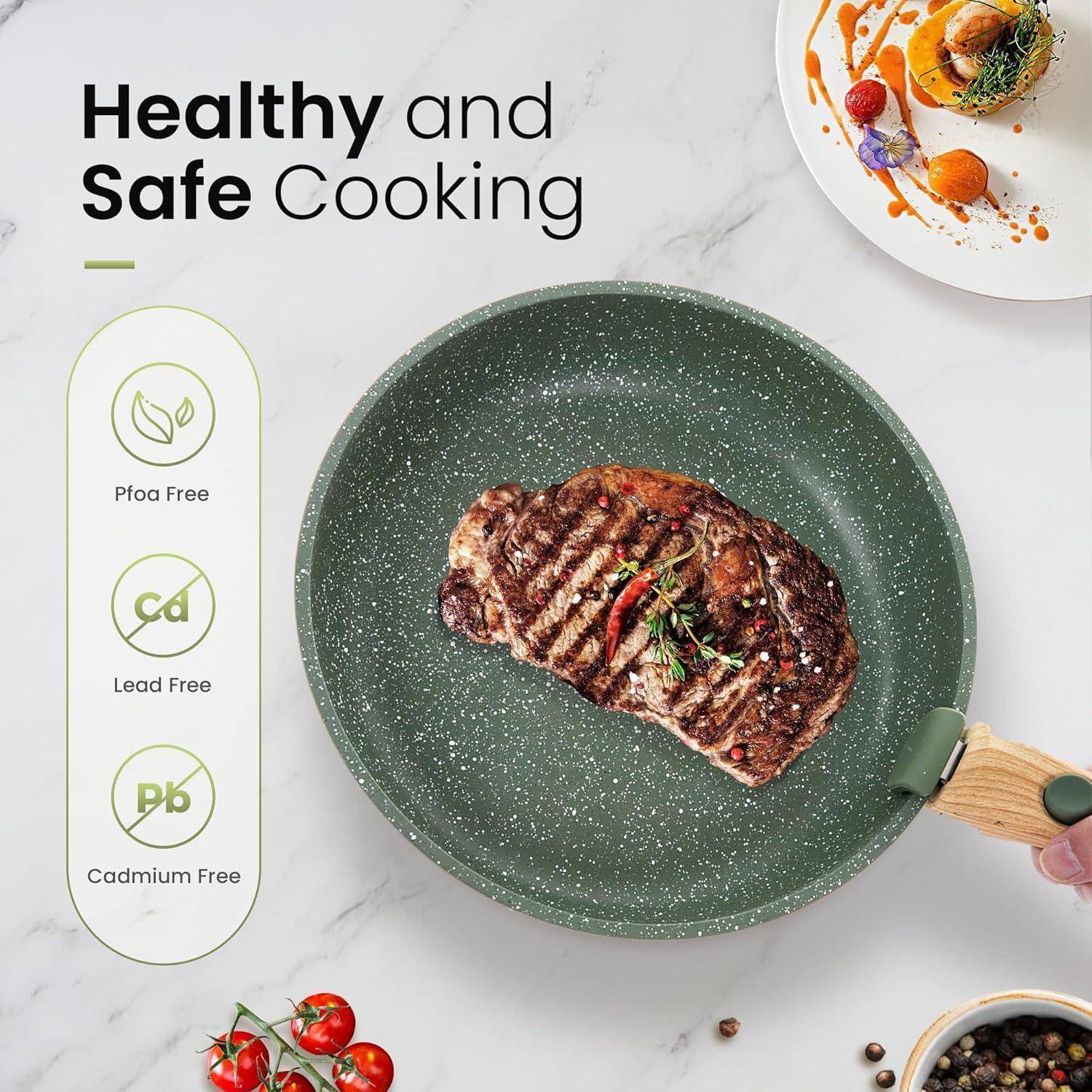 Ein gegrilltes Steak, das mit Kräutern bestreut ist, liegt in einer Antihaftpfanne auf einer Marmoroberfläche. Icons heben hervor: 