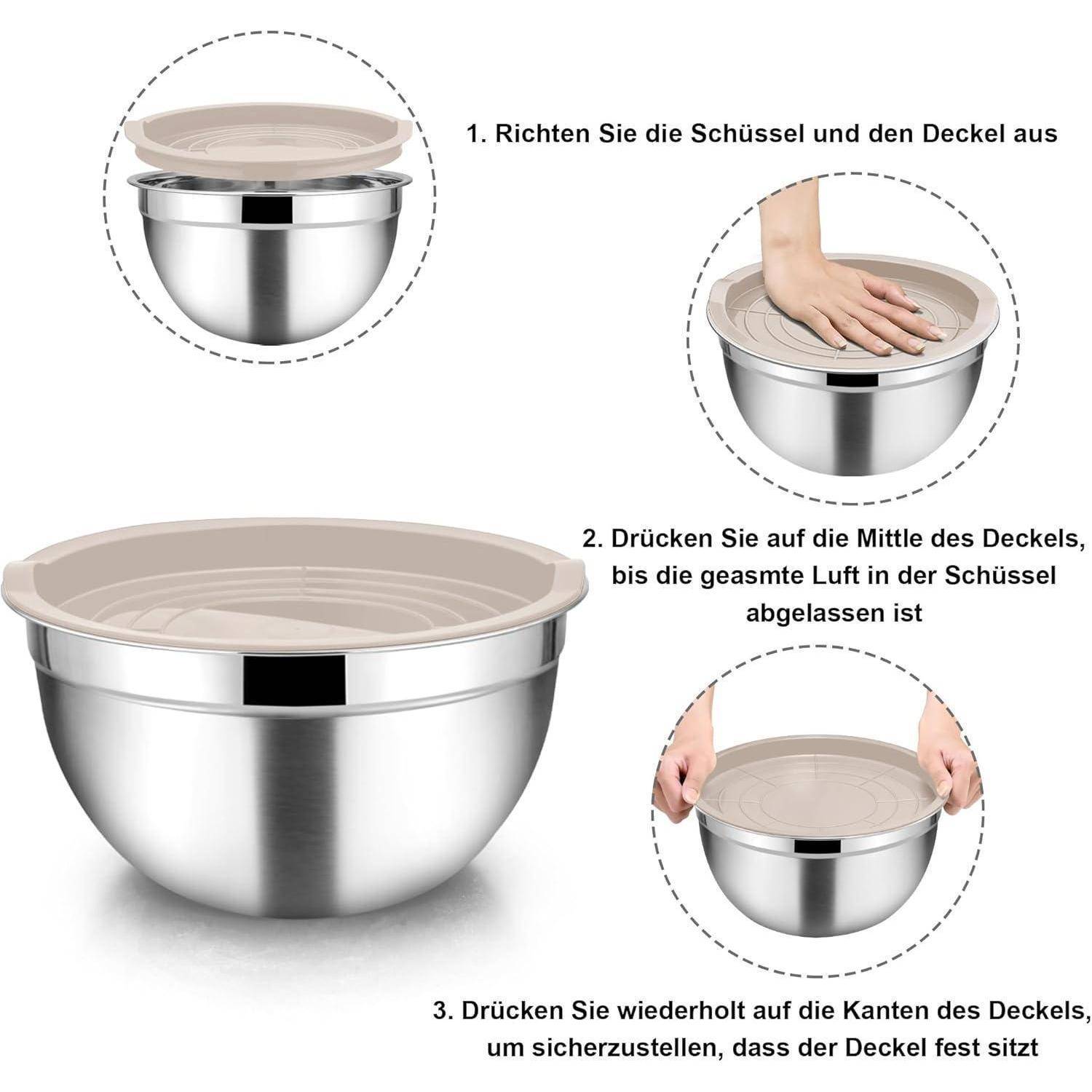 Dreistufige Anleitung zum Aufsetzen eines Deckels auf eine Edelstahlschüssel: 1. Deckel und Schüssel ausrichten. 2. Deckelmitte eindrücken, um Luft zu entfernen. 3. An den Kanten wiederholen, um zu versiegeln.