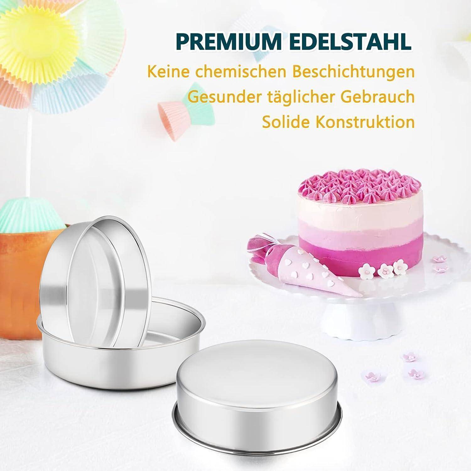 Runde Metallbackformen, die auf einem Tisch mit einem rosa glasierten Kuchen, bunten Dekorationen und dem Text 