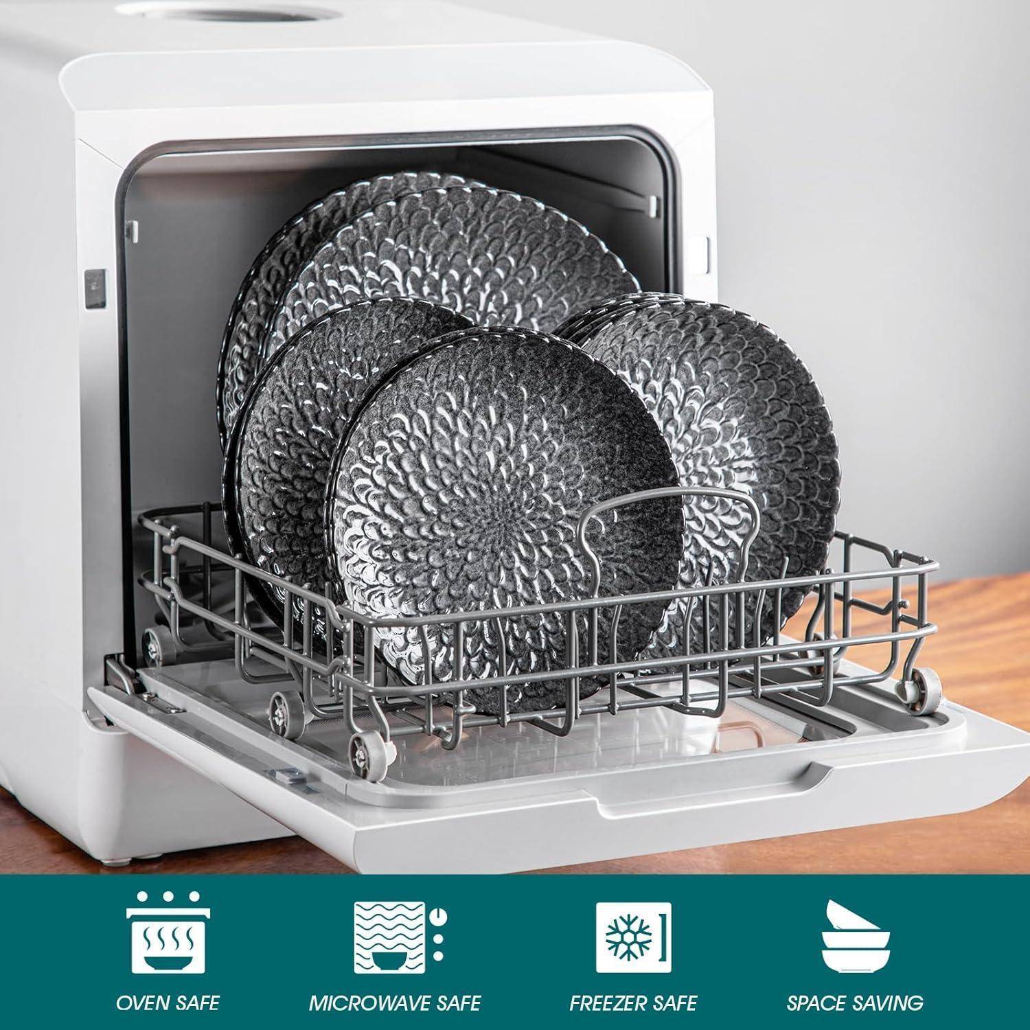 Teller mit strukturiertem Design, die in einem kompakten Schrank aufbewahrt werden, mit Symbolen darunter, die backofen-, mikrowellen-, gefrier- und platzsparend geeignet anzeigen.