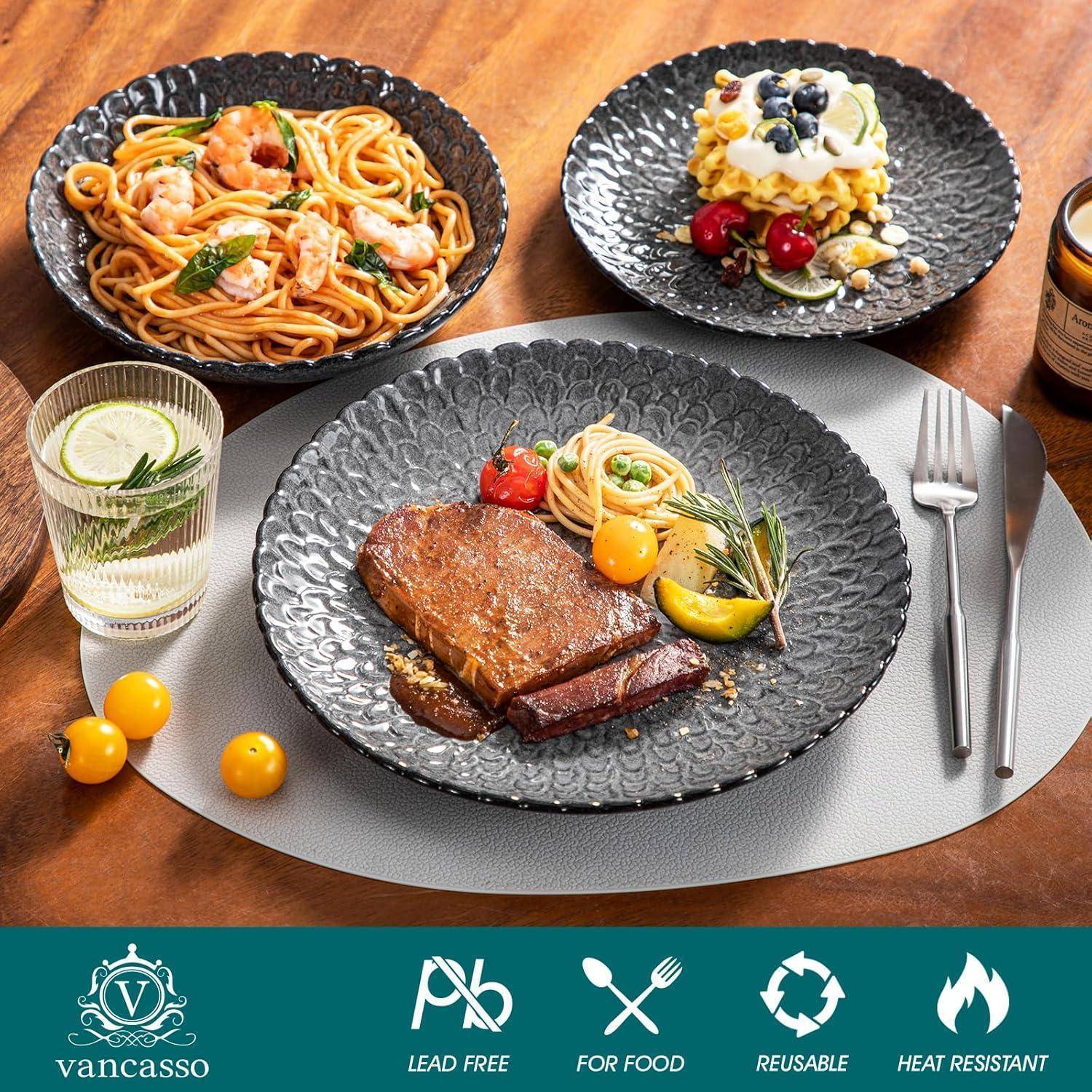 Eine Tischdeckung mit drei Gerichten: Pasta mit Garnelen, ein Steak mit Pasta und ein mit Früchten verzierter Kuchen. Inklusive eines Getränks und Bestecks.