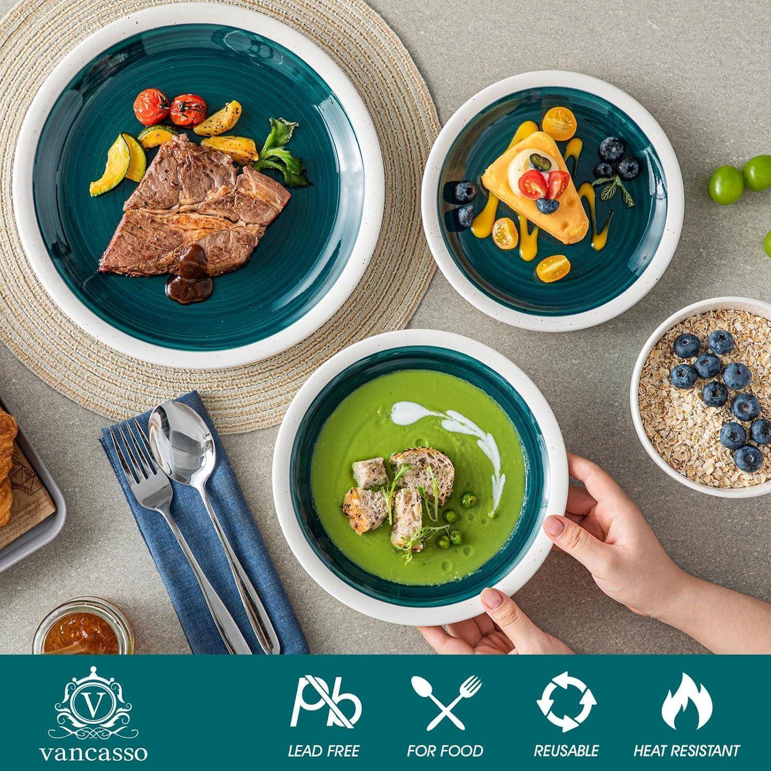 Drei farbenfrohe Gerichte auf einem Tisch: gegrilltes Steak mit Gemüse, Pfannkuchen mit Beeren und Suppe mit Kräutern.Inklusive Besteck und Logo.