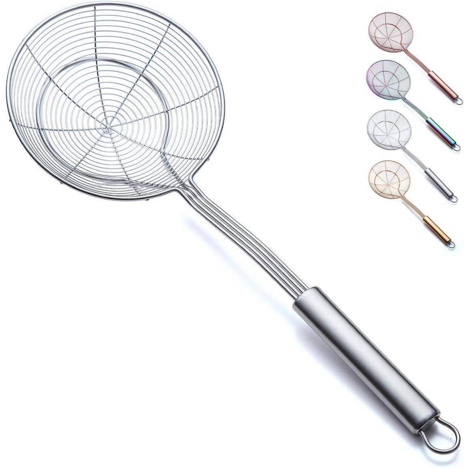 Ein großes Küchensieb aus Metall mit Drahtgitterdesign und langem Griff. Vier kleinere Siebe in verschiedenen Farben sind daneben abgebildet.