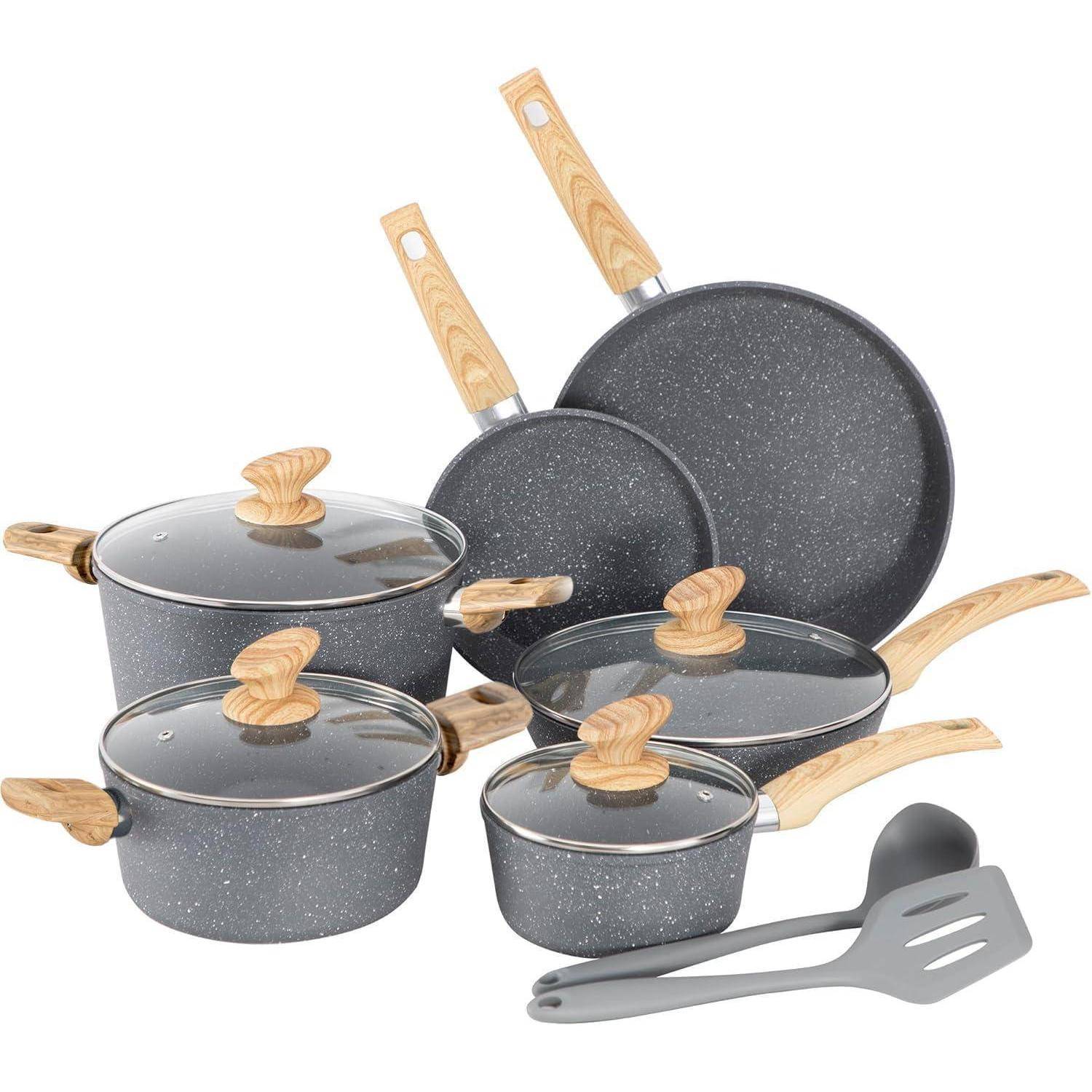 Kochgeschirr-Set bestehend aus zwei Bratpfannen, drei Töpfen mit Holzgriffen, durchsichtigen Deckeln und zwei Küchenutensilien, alles in Grau mit gesprenkelter Oberfläche.