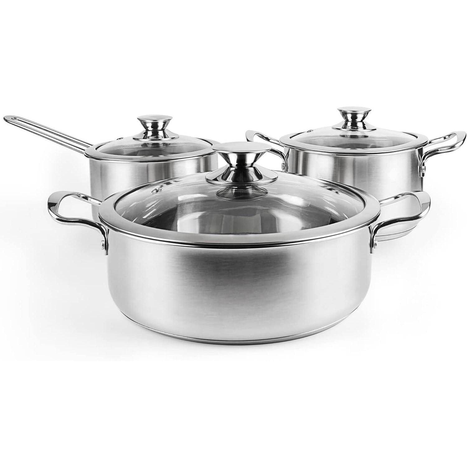 Ein Set aus drei Edelstahlkochtöpfen mit Decken, bestehend aus einem Stieltopf und zwei größeren Töpfen, geeignet für verschiedene Kochaufgaben.