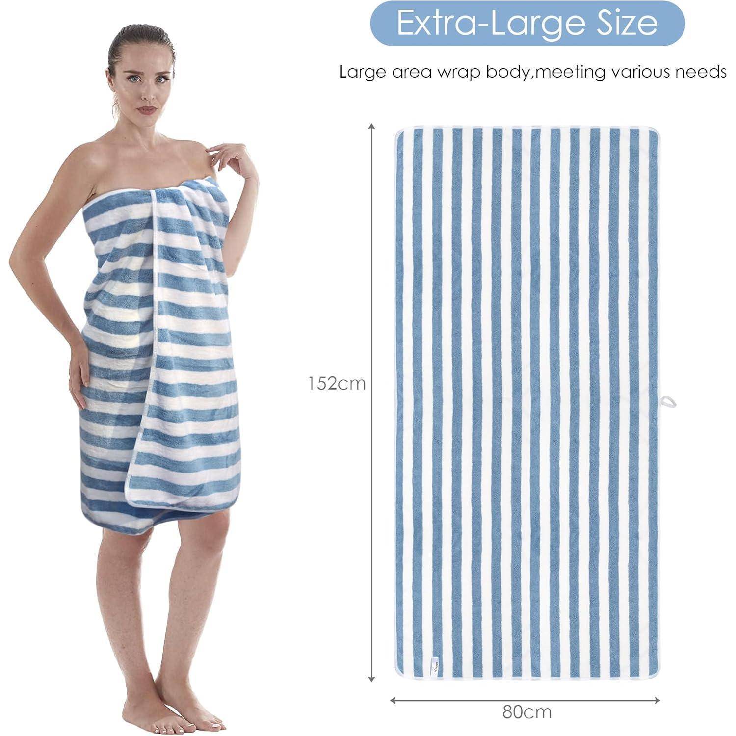 Eine Frau, eingewickelt in ein blau-weiß gestreiftes Handtuch, neben einem Bild des Handtuchs in ausgebreiteter Form. Der Text hebt die extra große Größe hervor.