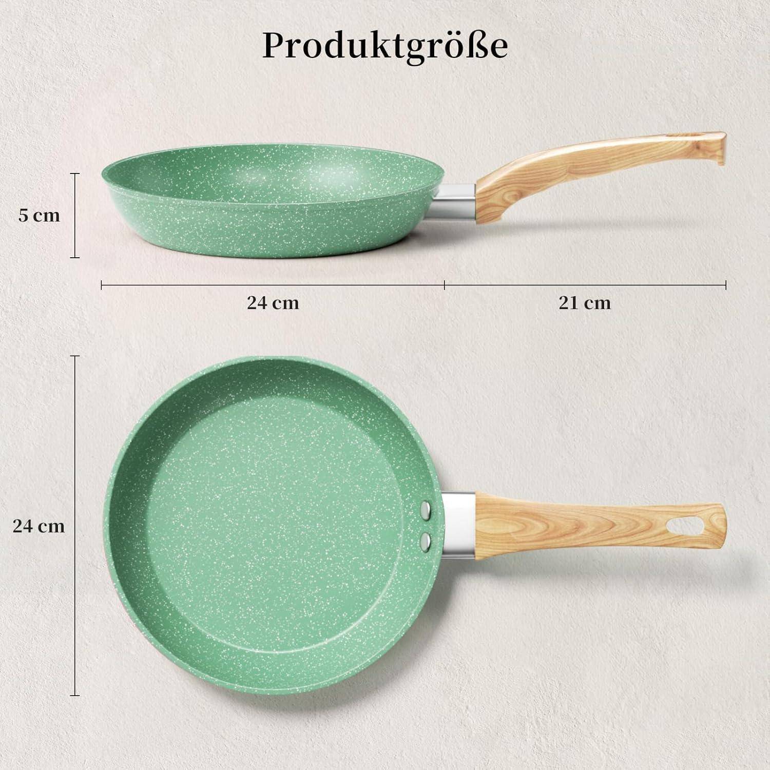 Das Bild zeigt zwei grüne Bratpfannen mit Holzgriffen. Die obere Pfanne ist 24 cm breit und 5 cm hoch. Die untere Pfanne ist 24 cm breit und hat einen 21 cm langen Griff.
