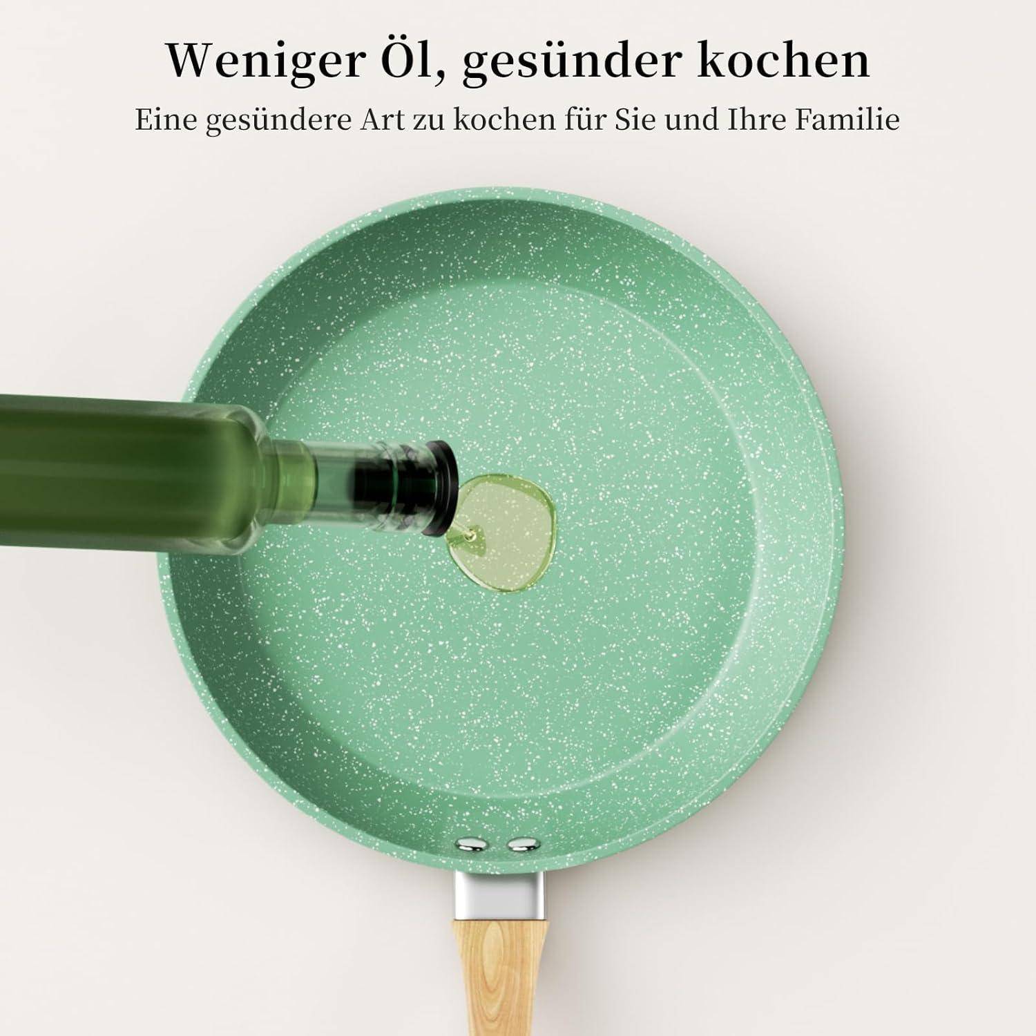 Eine grüne Pfanne mit Öl, das aus einer grünen Flasche gegossen wird. Text lautet: 'Weniger Öl, gesünder kochen. Eine gesündere Art zu kochen für Sie und Ihre Familie.