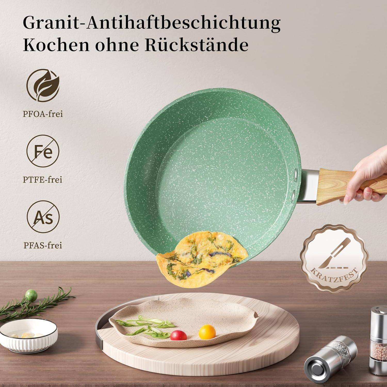 Eine Hand hält eine grüne antihaftbeschichtete Bratpfanne mit der Aufschrift „PFOA-frei, PTFE-frei, PFAS-frei