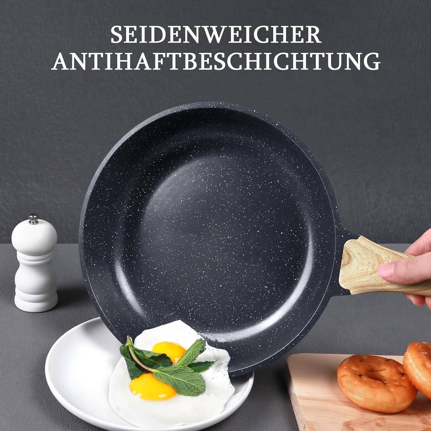 Eine Pfanne mit einer glatten Antihaftbeschichtung wird gezeigt, während sie ein Ei brät. Eine Hand hält die Pfanne. Der Text lautet 'Seidenweicher Antihaftbeschichtung'.