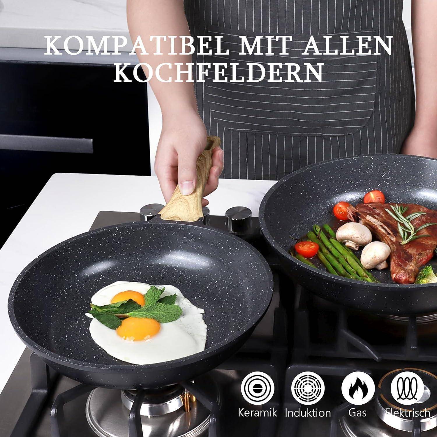 Person kocht auf einem Herd mit zwei Pfannen: eine mit einem Spiegelei und Kräutern, die andere mit Gemüse. Text oben lautet: 'Kompatibel mit allen Kochfeldern'.
